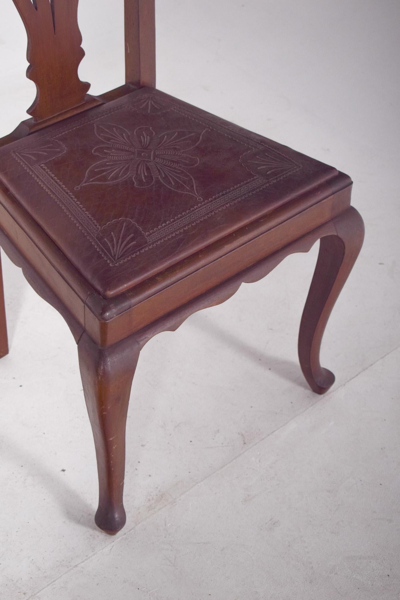Bois Paire de chaises du 20e siècle avec sièges en cuir gaufré en vente