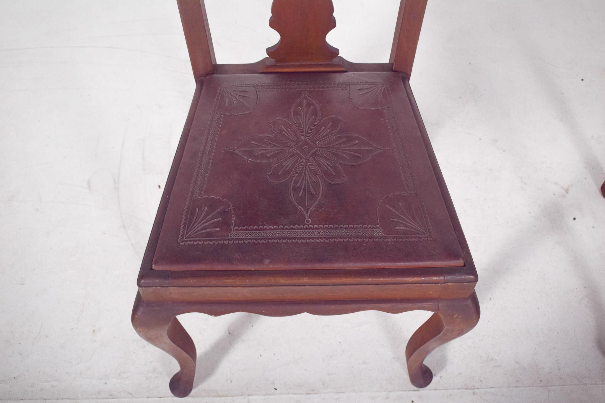 Paire de chaises du 20e siècle avec sièges en cuir gaufré en vente 3