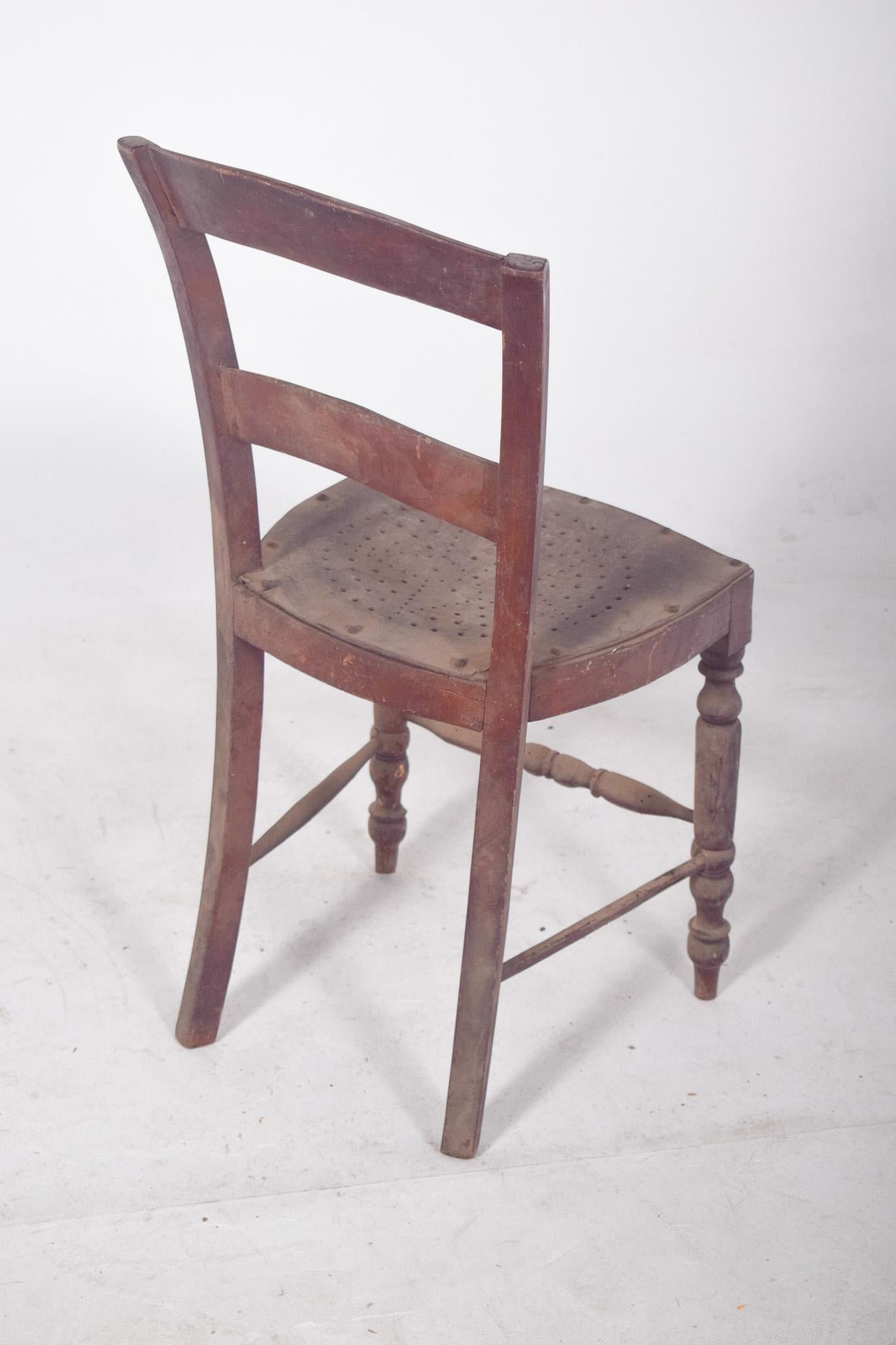 Sedia del XIX secolo con seduta in legno traforato in vendita 2