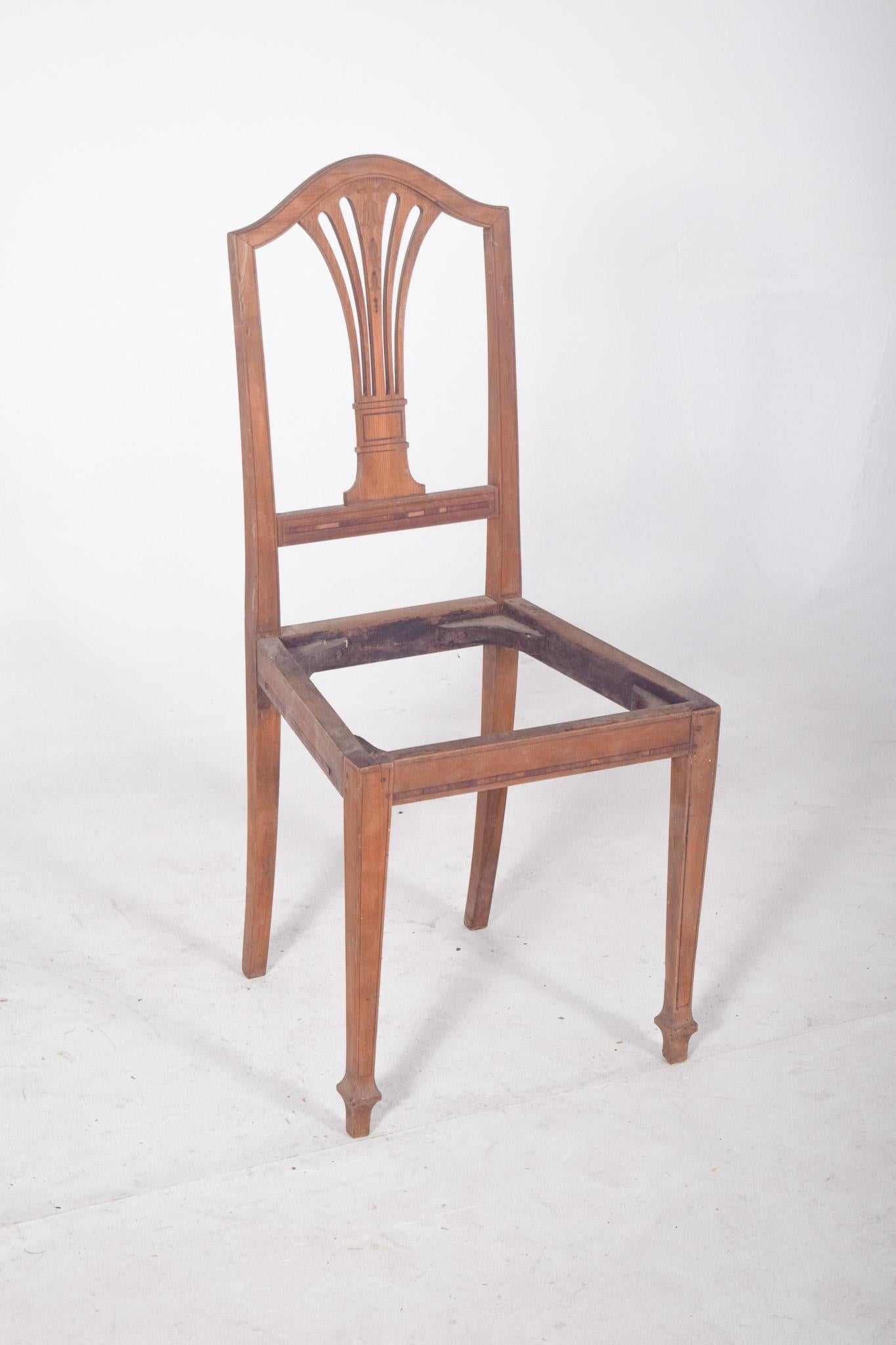 Sedia in legno con intarsio. Con uno schienale a ventaglio, caratteristico dello stile Hepplewhite, evidenziato dall'eleganza delle linee curve e delicate. Lo schienale ha una struttura ad arco nella parte superiore, con doghe sottili che si aprono