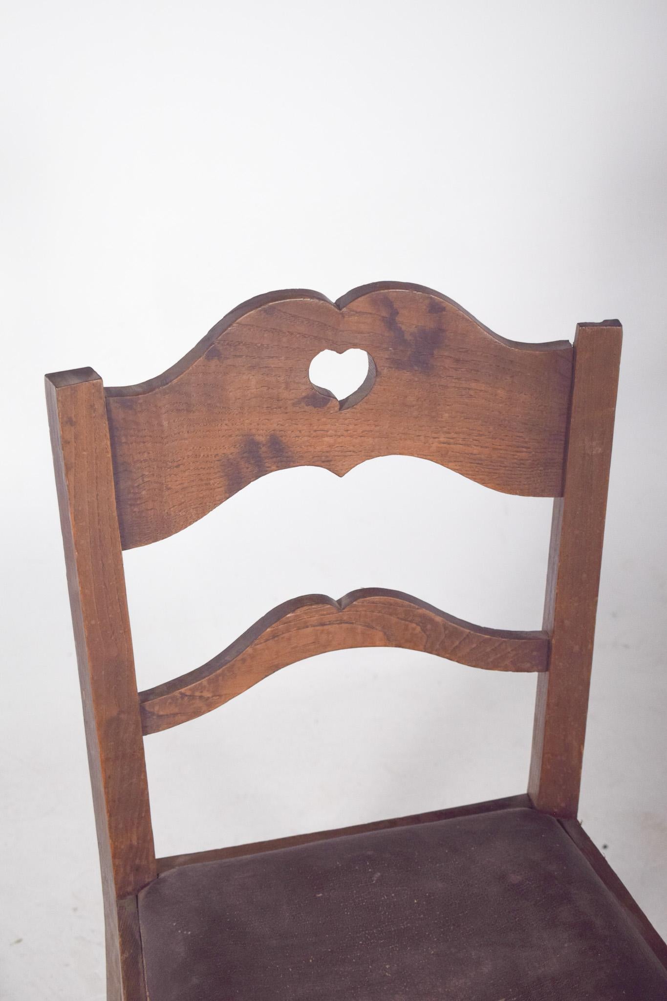 20th Century Rustic Chair with a Heart on the Back. In Fair Condition For Sale In Lisboa, Lisboa