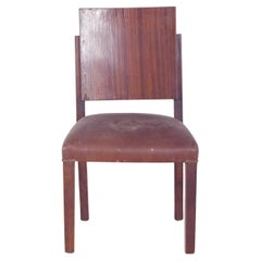 Chaise en bois du 20e siècle aux lignes droites