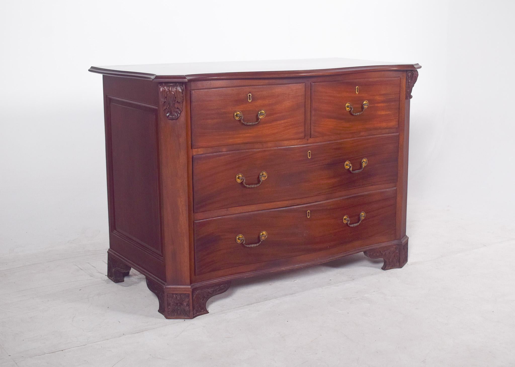 Cassettiera portoghese in mogano. Caratterizzato da linee eleganti e proporzioni equilibrate, ideale per ambienti tradizionali o eclettici, ha due cassetti sotto e due sopra, con maniglie curve in ottone dorato decorate con rosette, che evocano