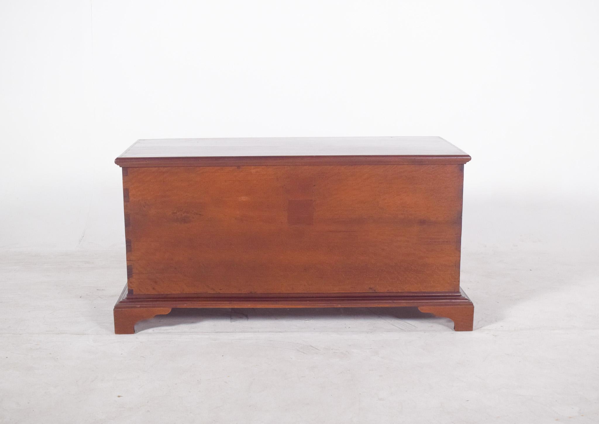 Una cassapanca grande e maestosa realizzata in legno di sucupira, noto per la sua resistenza e per la sua colorazione ricca e profonda. Originaria del XIX-XX secolo, la cassapanca emana un senso di significato storico e di robusta antichità. La