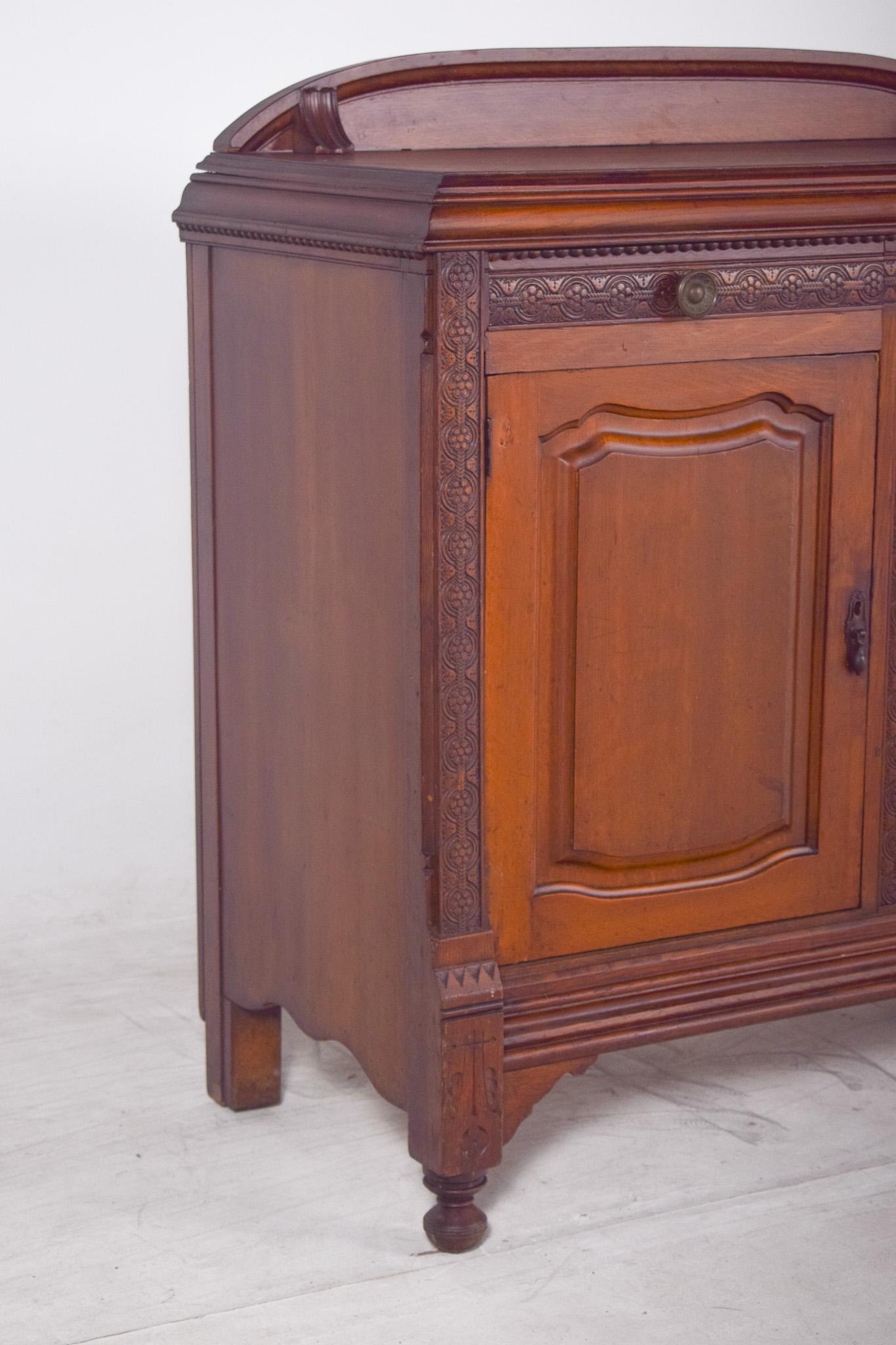 Antique English Tall Sideboard in Oak with a Small Elevation In Good Condition For Sale In Lisboa, Lisboa