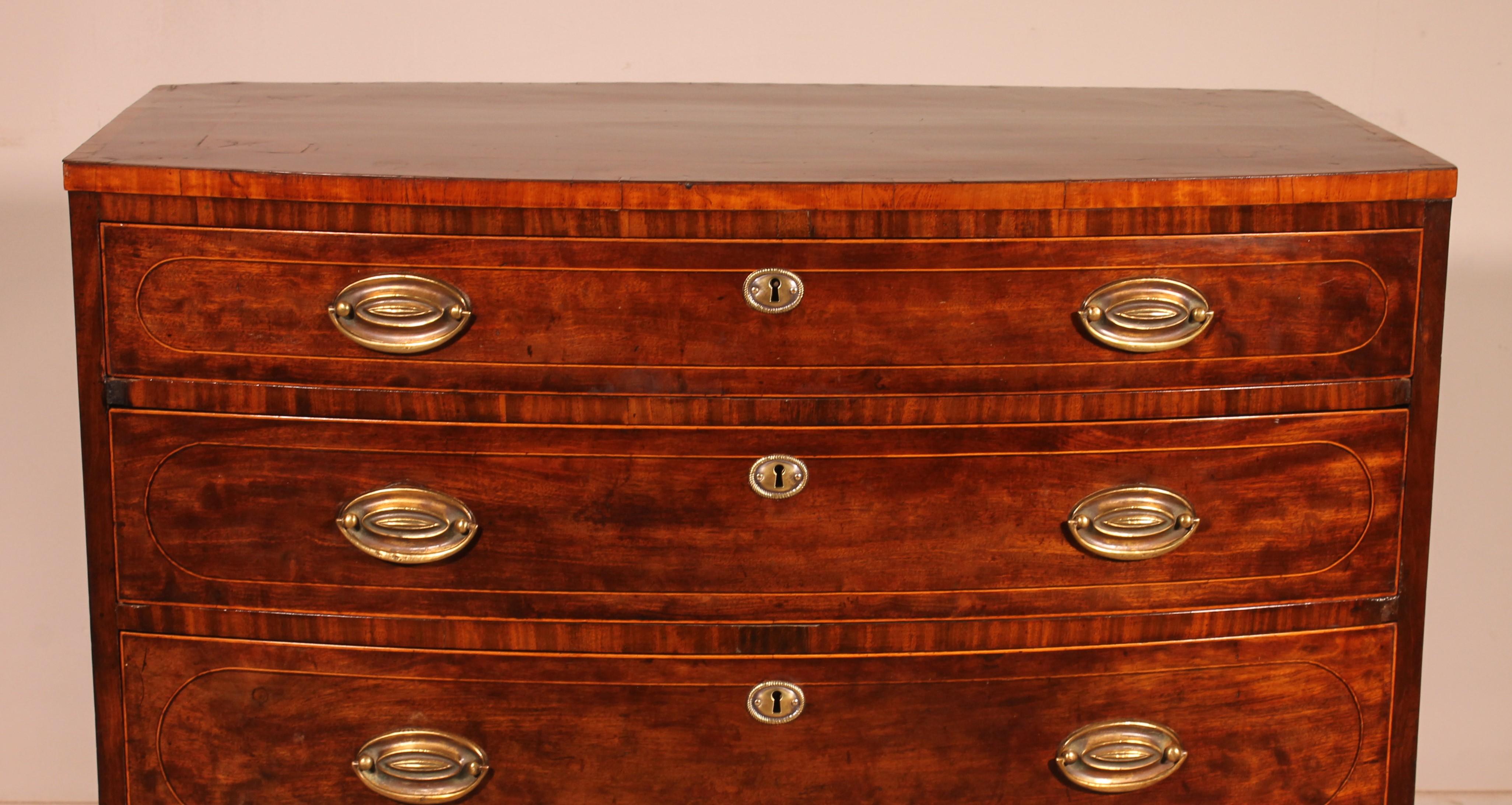 una piccola cassettiera in mogano in stile Sheraton della fine del XVIII secolo.

La commode si distingue per l'ottima qualità, con intarsi al limone nei cassetti e intarsi in legno sul piano, e per l'epoca, dato che le cassettiere con il fronte ad