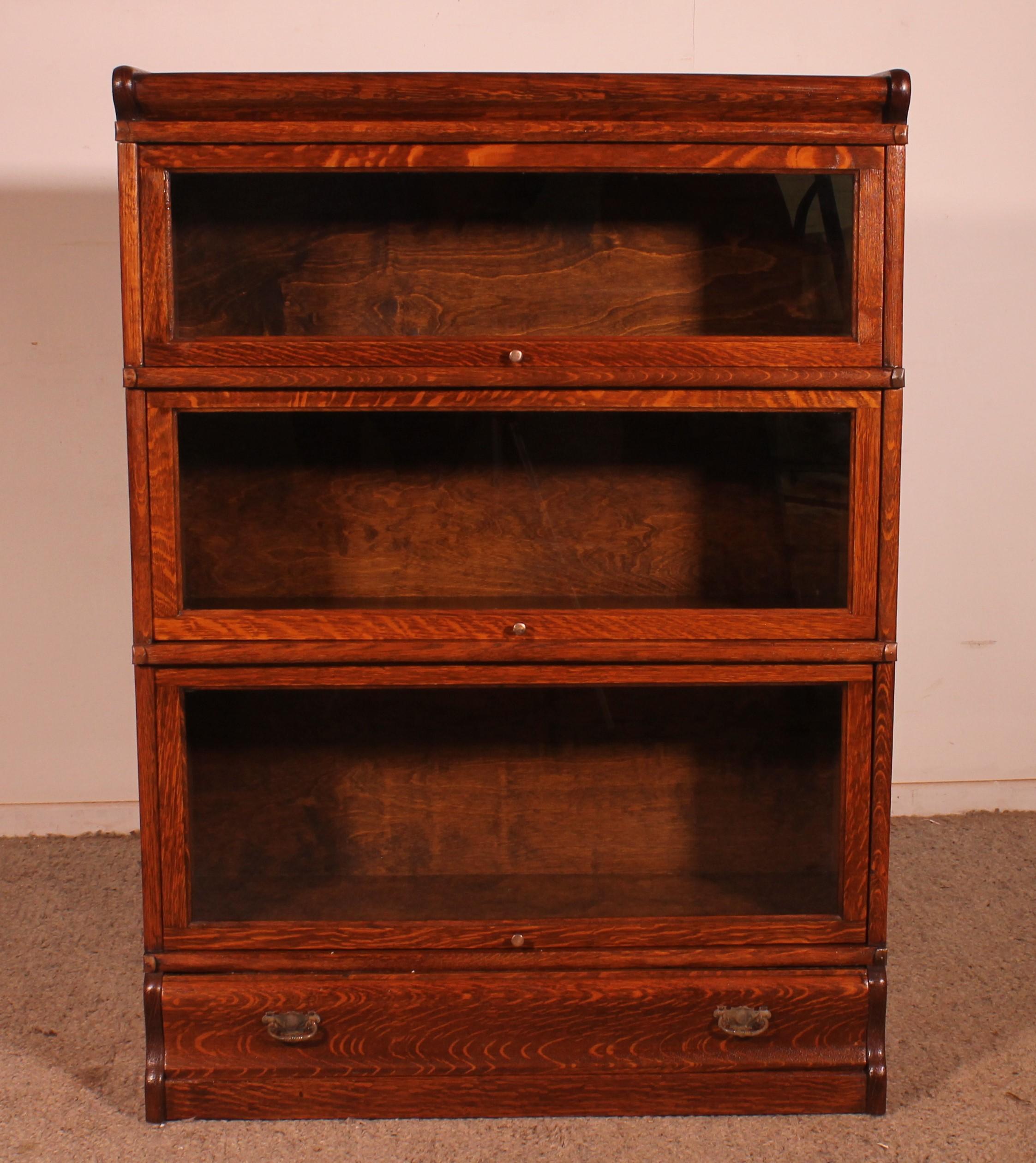 Elegante libreria in rovere Globe Wernicke London della fine del XIX secolo - inizio XX secolo proveniente dall'Inghilterra con 3 elementi e un cassetto nella base

Piccolo modello composto da una base, un piano stampato e 3 elementi in