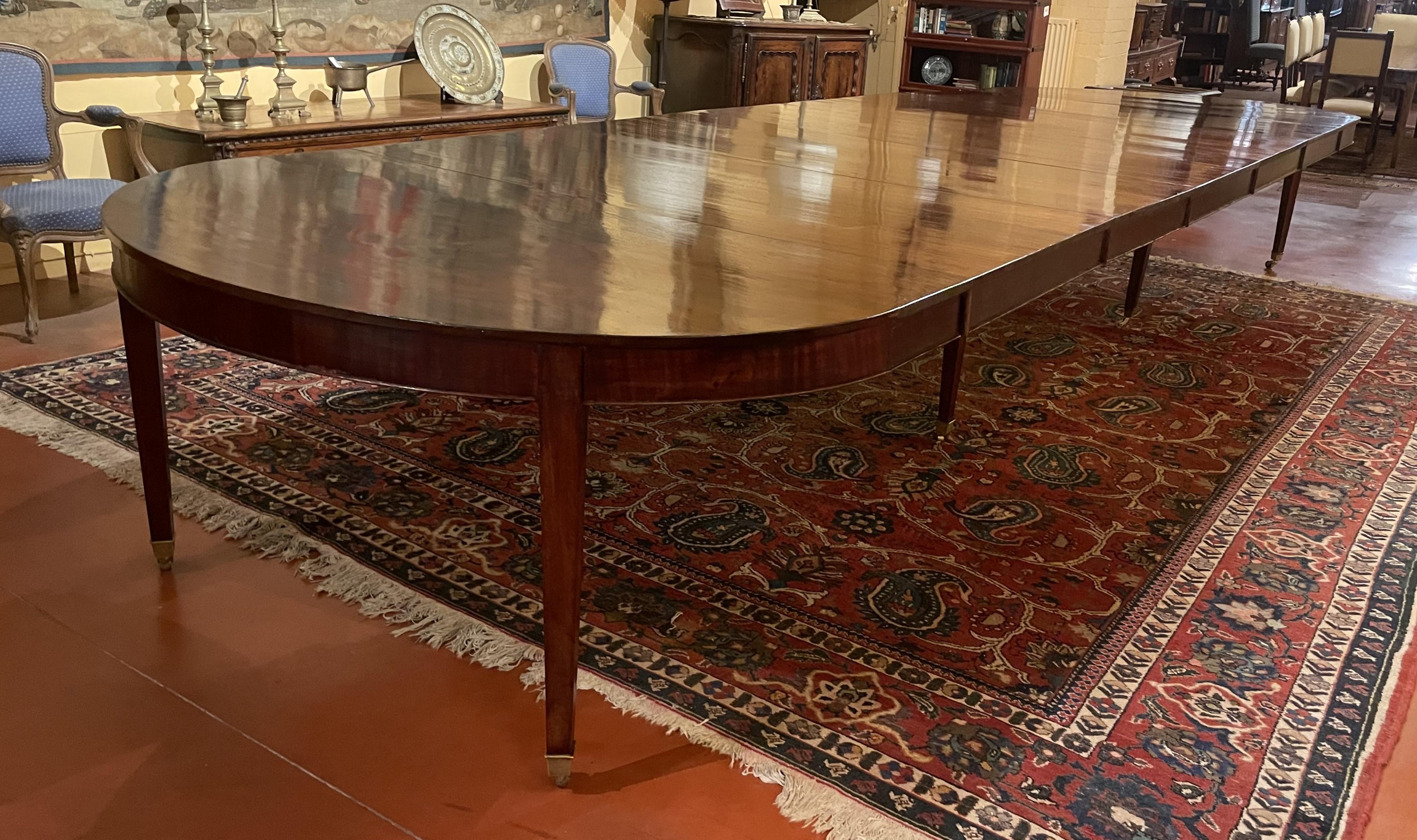 exceptional Louis XVI style mahogany extension table from the Directoire period with a length of 5m27

Very beautiful table which has 8 legs which is important for its stability given its significant length

Very beautiful Louis XVI style table with