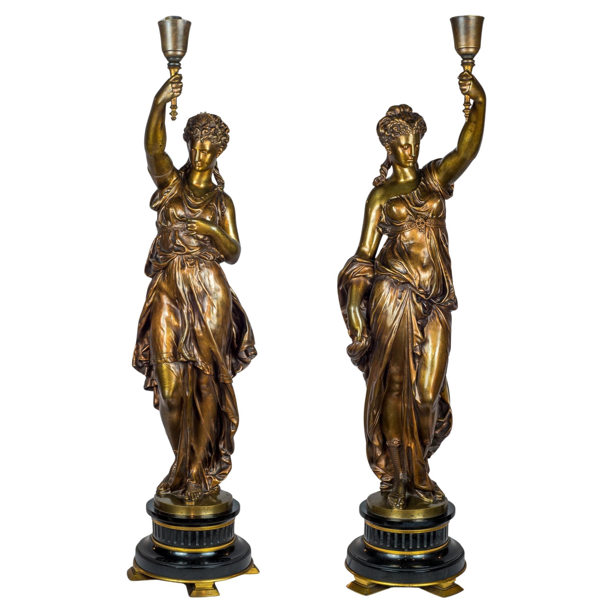Bedeutendes Paar französischer Fackeln aus patinierter Bronze von Mathurin Moreau im Angebot