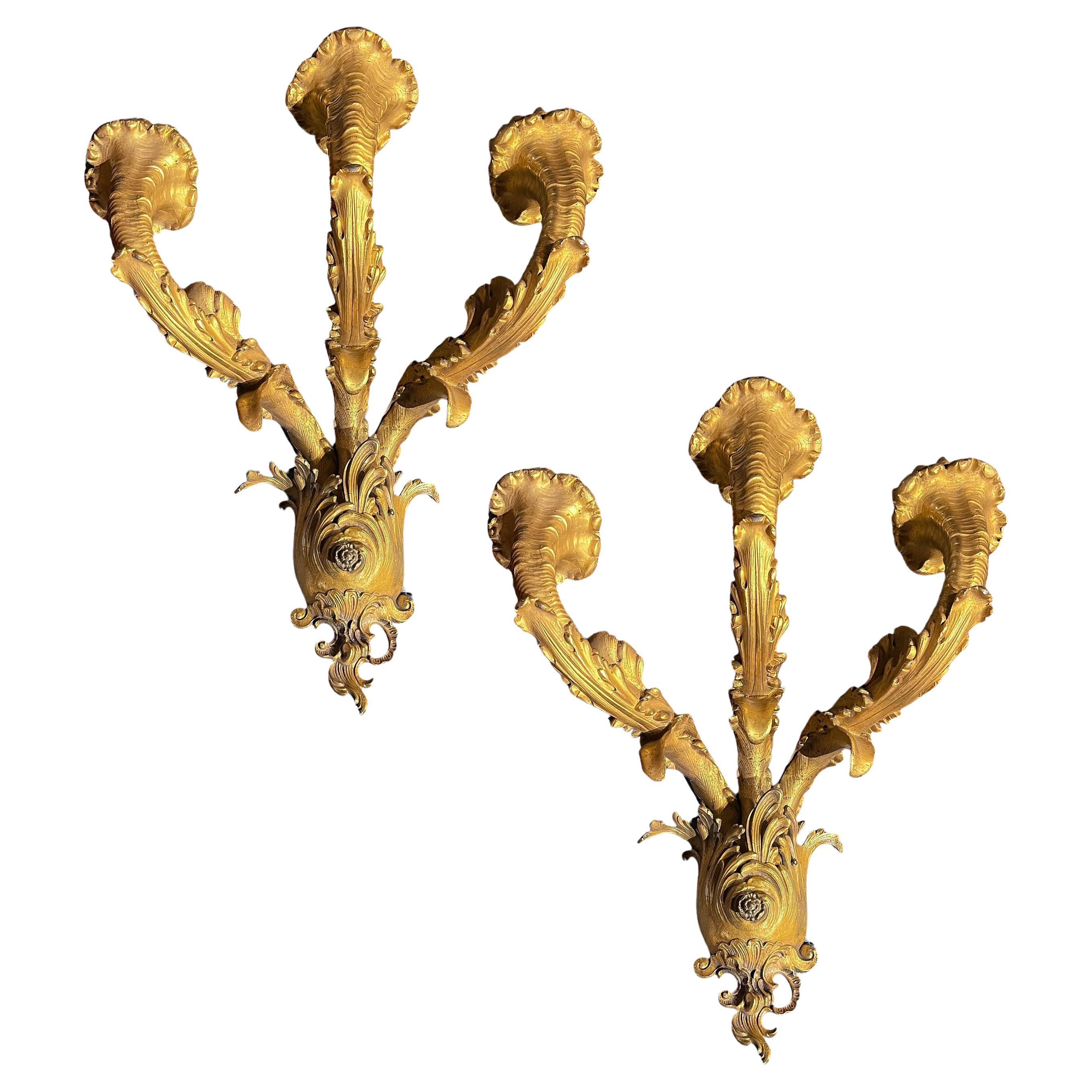 Un par de  Bronce dorado americano  Apliques de tres luces en venta