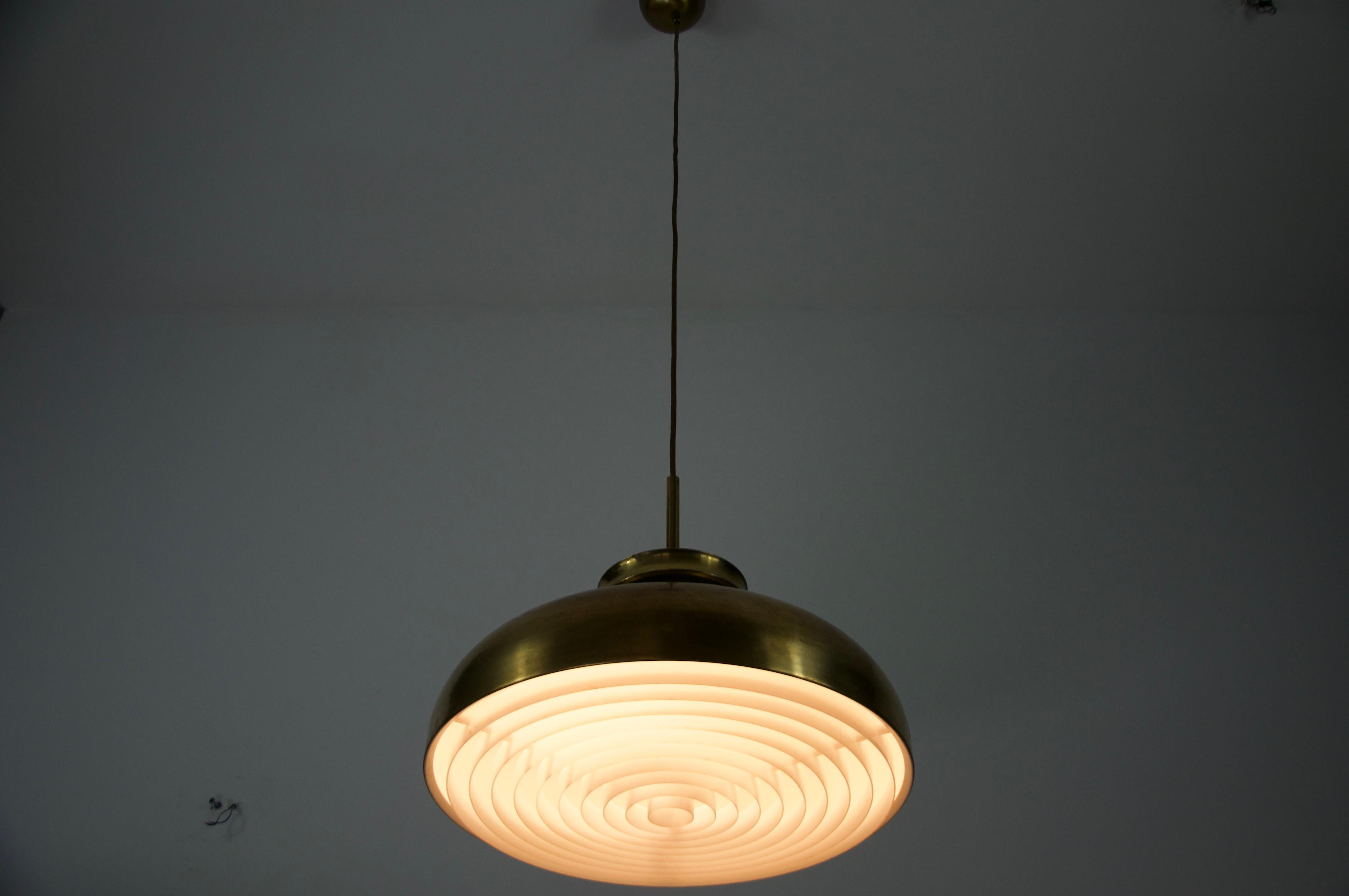 Mid-Century moderno Lampada a sospensione danese di metà secolo in ottone, anni '70 in vendita