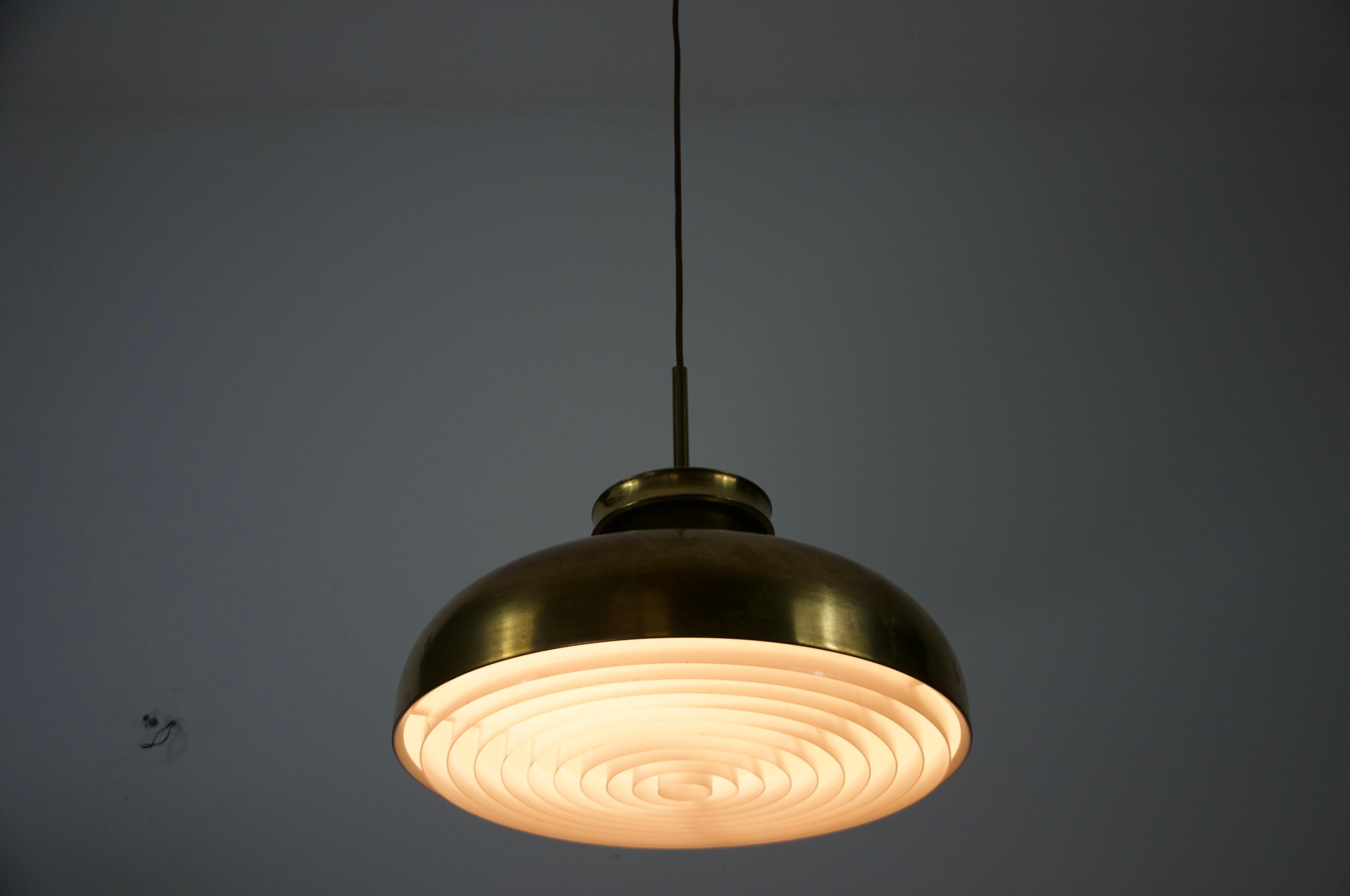 Danese Lampada a sospensione danese di metà secolo in ottone, anni '70 in vendita