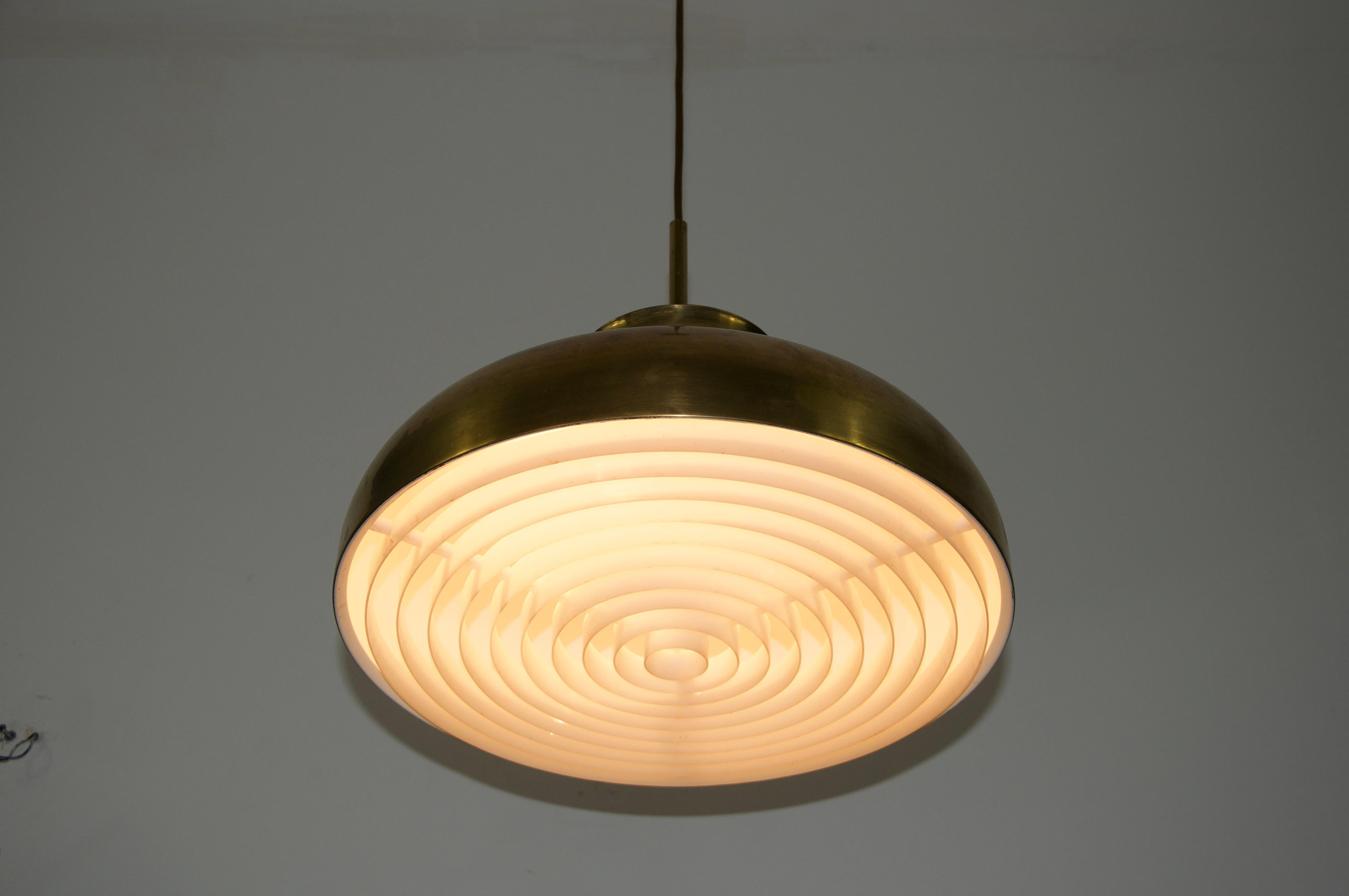 Lampada a sospensione danese di metà secolo in ottone, anni '70 In condizioni buone in vendita a Hagenbach, DE