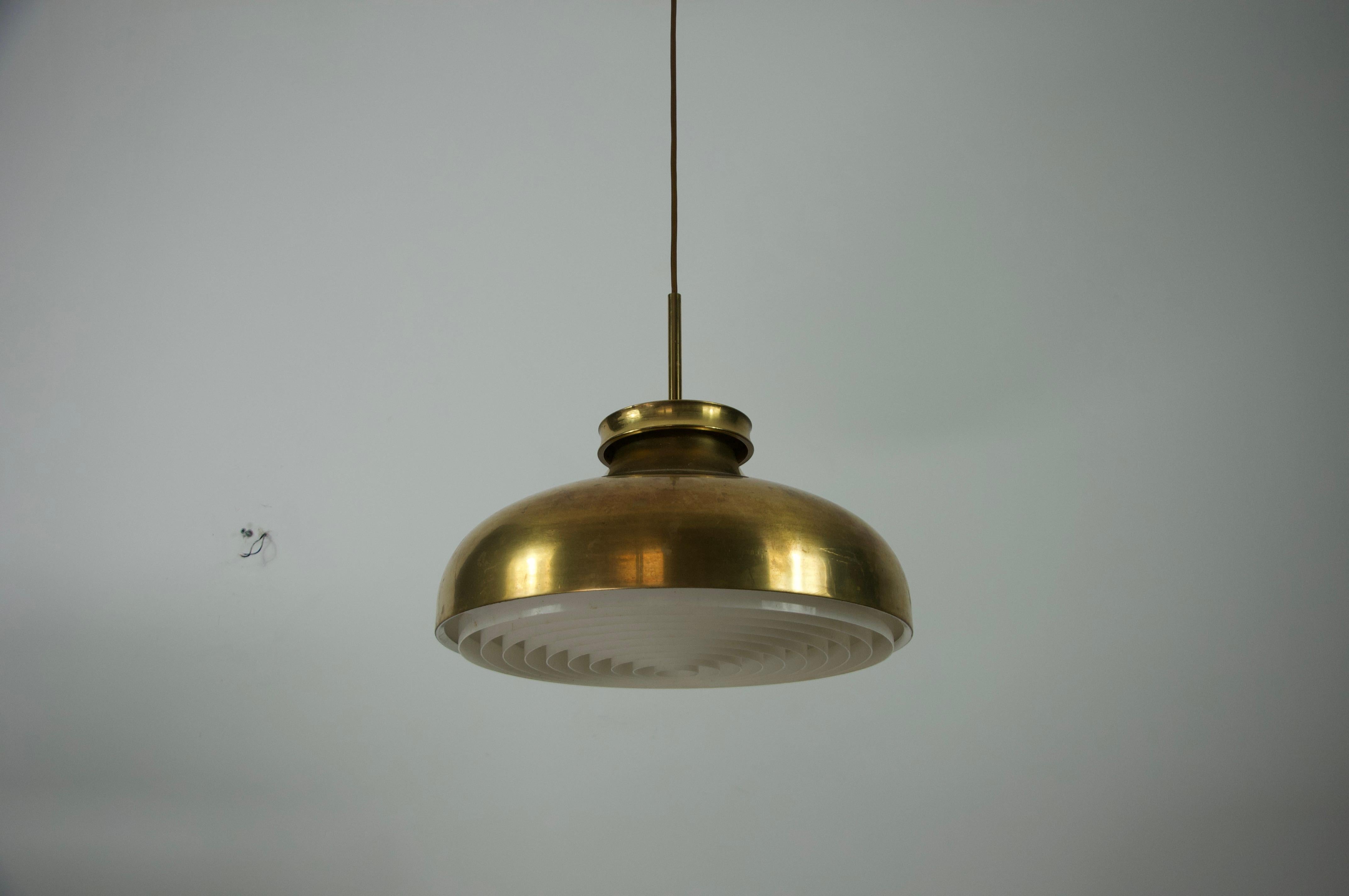 Alluminio Lampada a sospensione danese di metà secolo in ottone, anni '70 in vendita