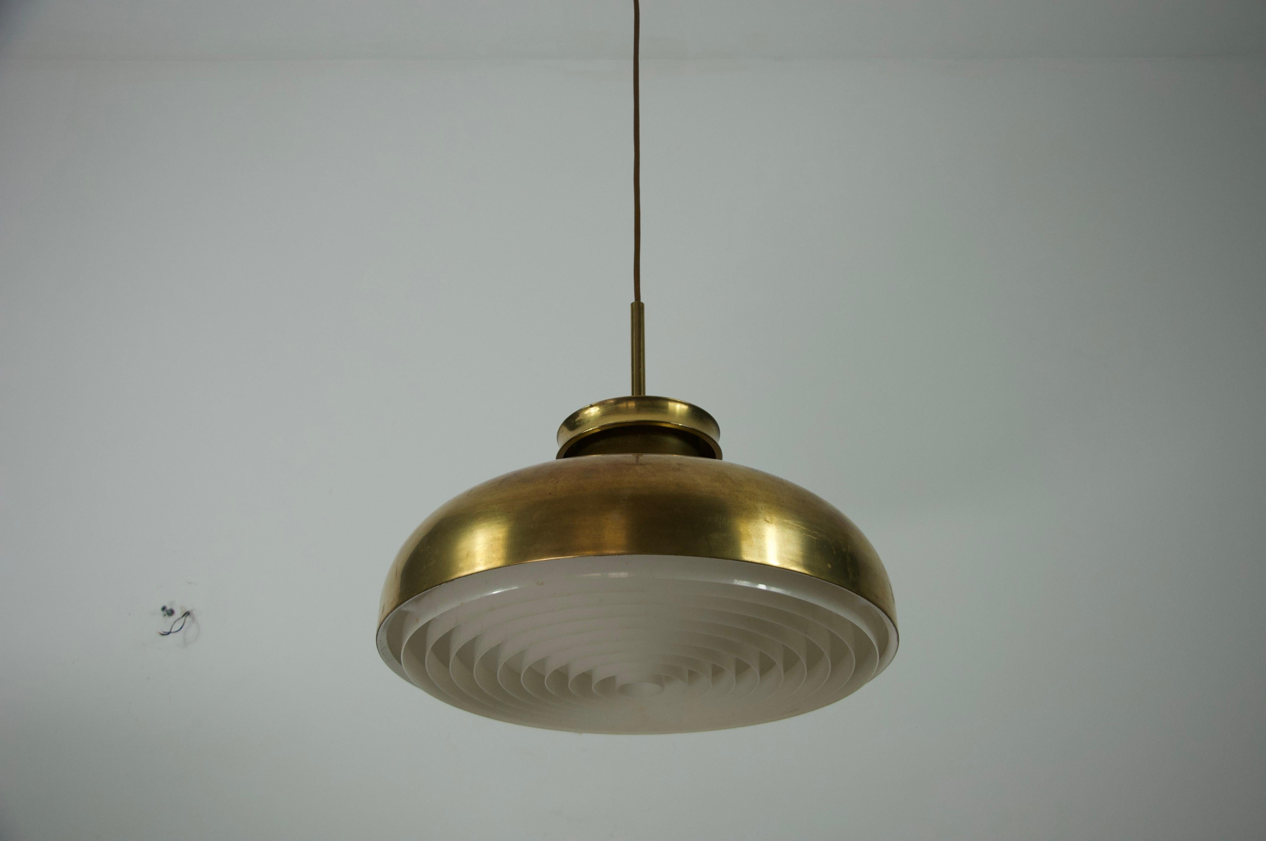 Lampada a sospensione danese di metà secolo in ottone, anni '70 in vendita 1