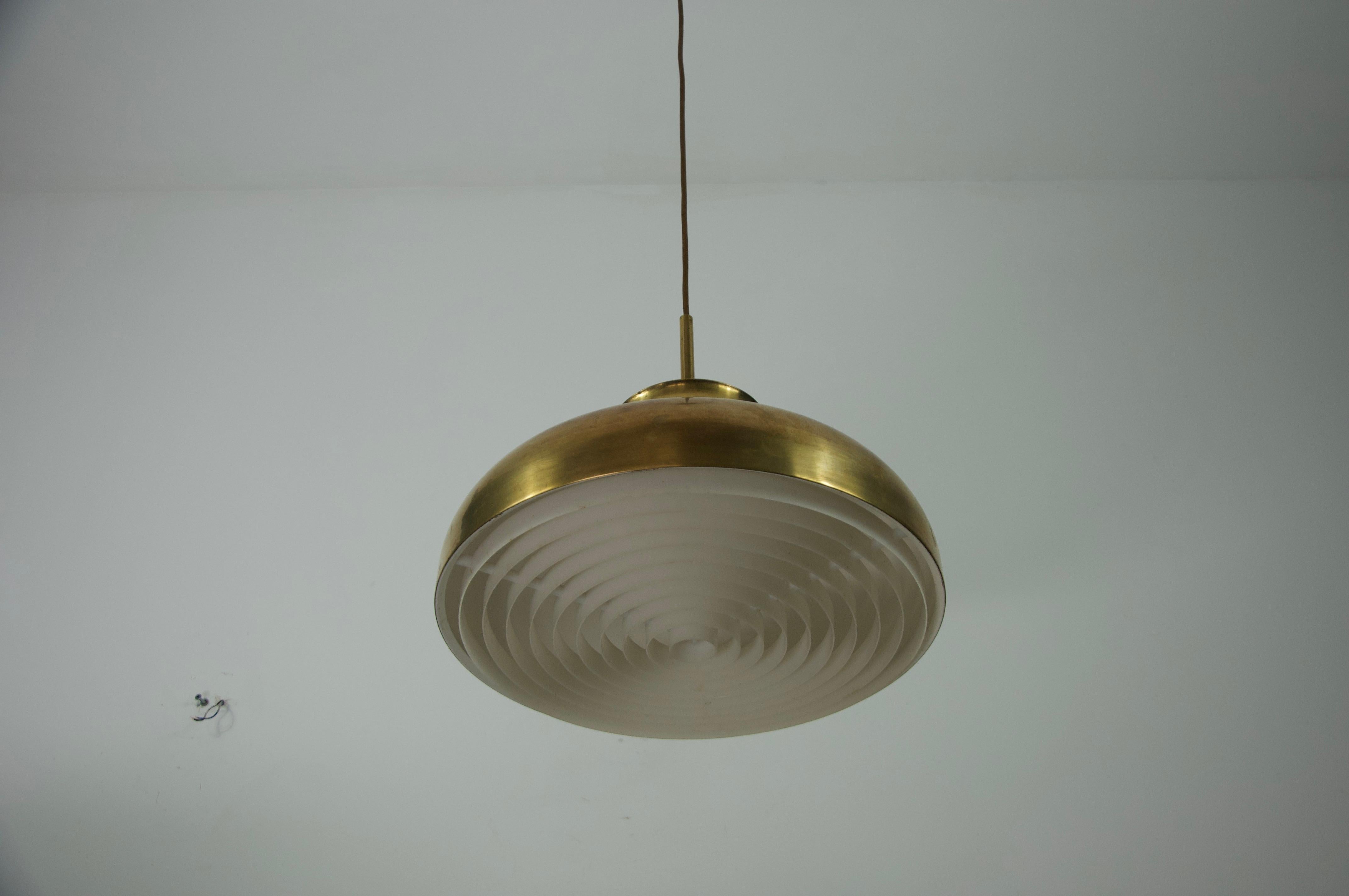 Lampada a sospensione danese di metà secolo in ottone, anni '70 in vendita 2
