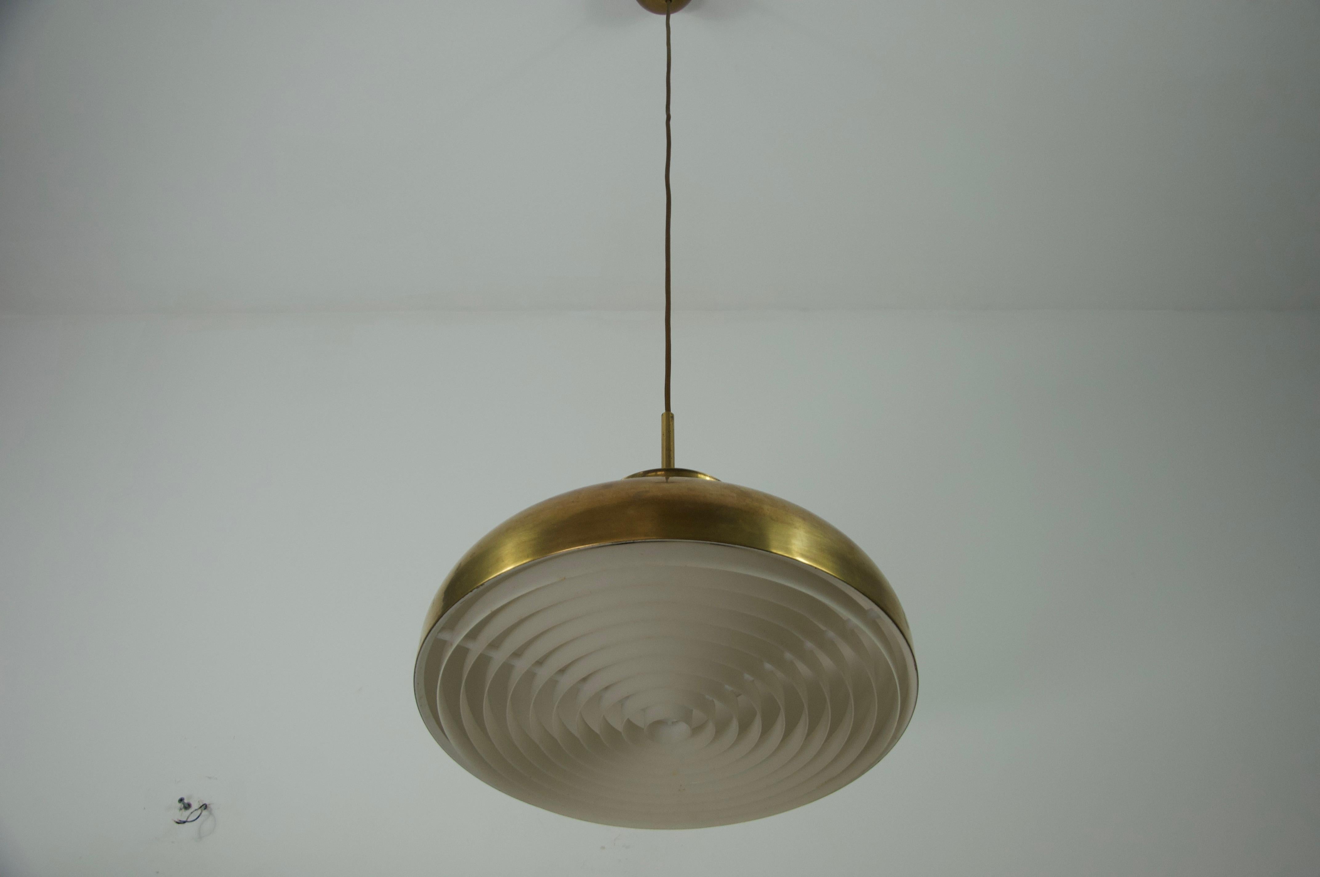 Lampada a sospensione danese di metà secolo in ottone, anni '70 in vendita 3