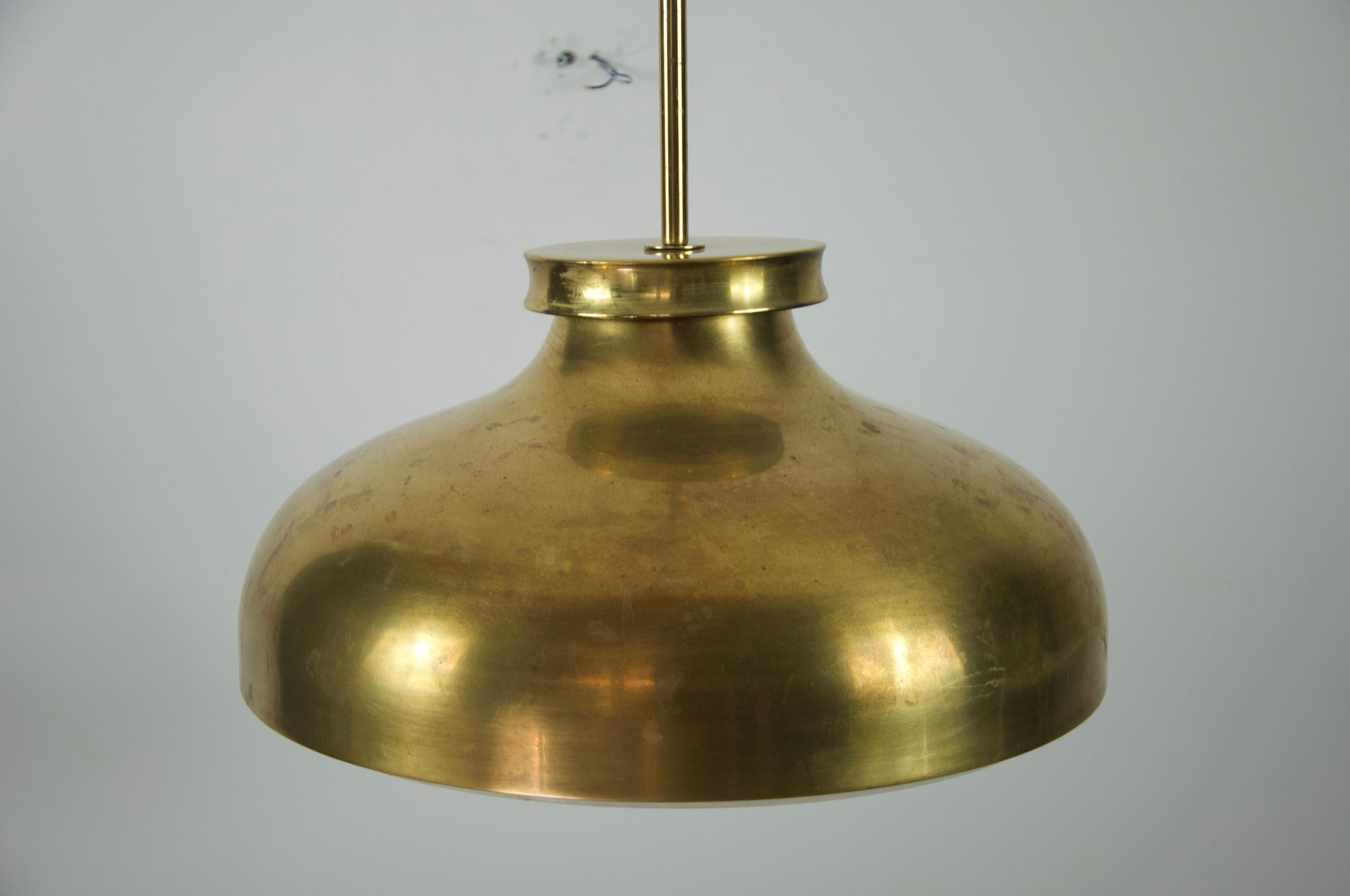 Lampada a sospensione danese di metà secolo in ottone, anni '70 in vendita 4