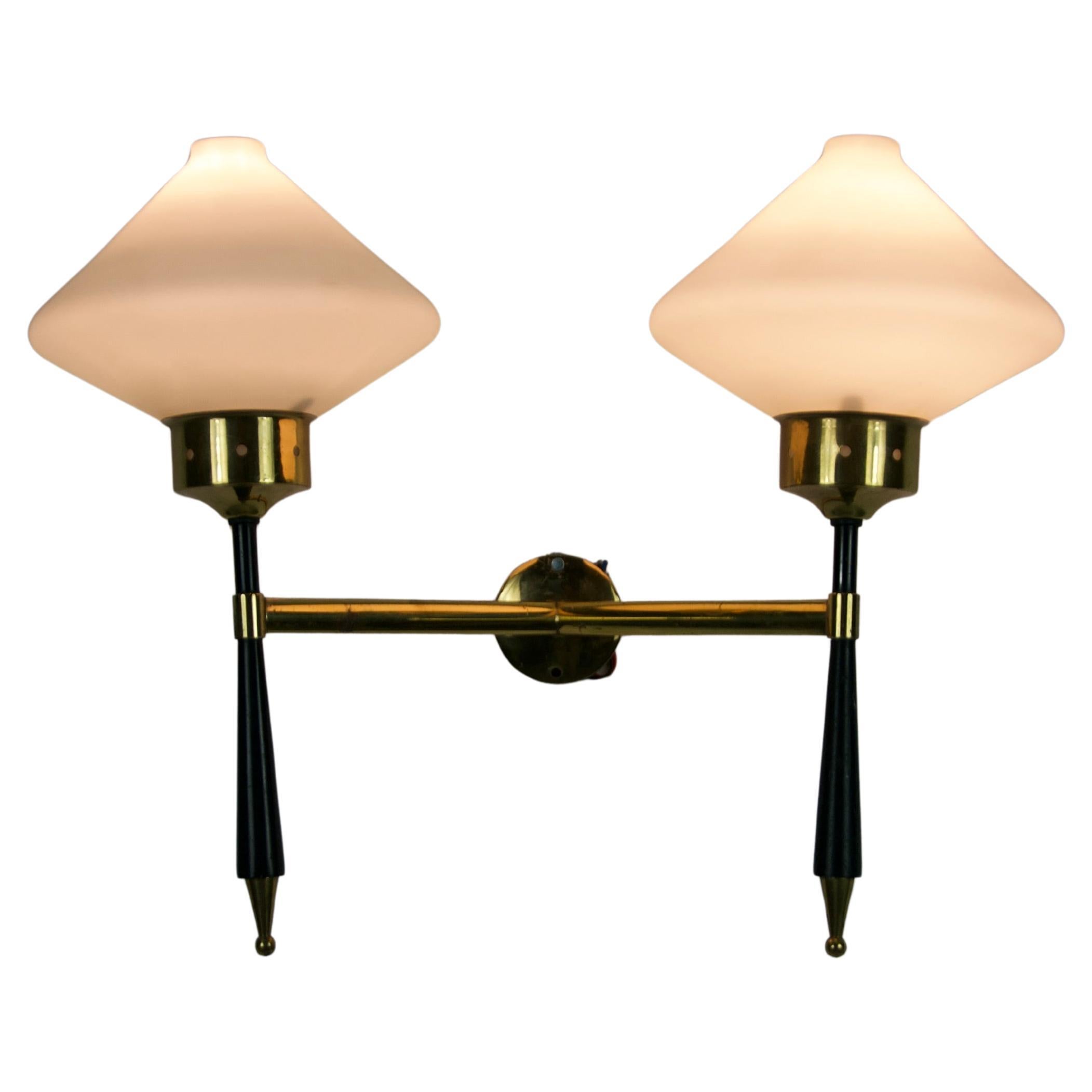 Applique en laiton et opaline par Stilnovo, Italie, années 1960