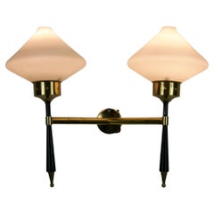 Applique en laiton et opaline par Stilnovo, Italie, années 1960
