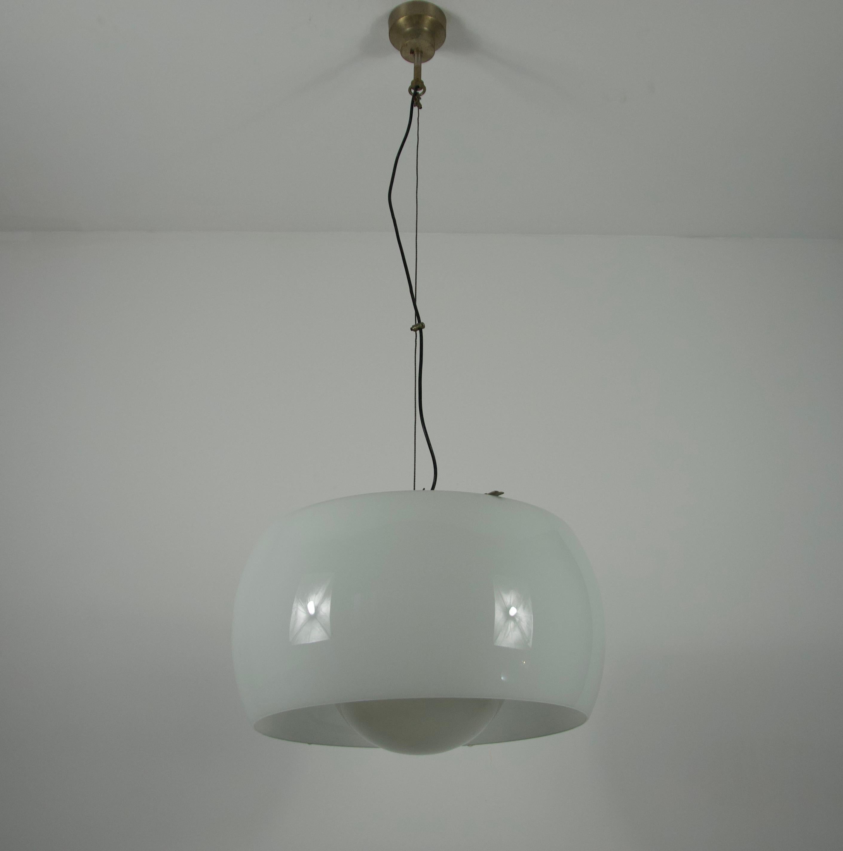 Italiano Lampada a sospensione grande 'Omega' di Vico Magistretti per Artemide, Italia, 1960 in vendita