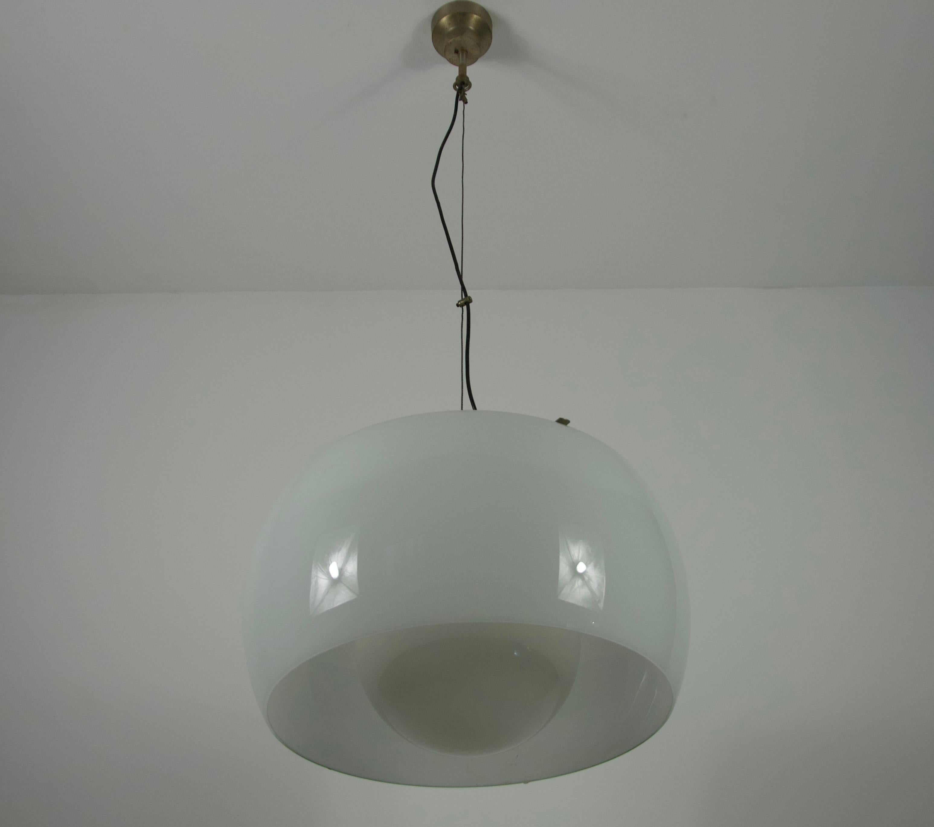 Lampada a sospensione grande 'Omega' di Vico Magistretti per Artemide, Italia, 1960 In condizioni buone in vendita a Hagenbach, DE