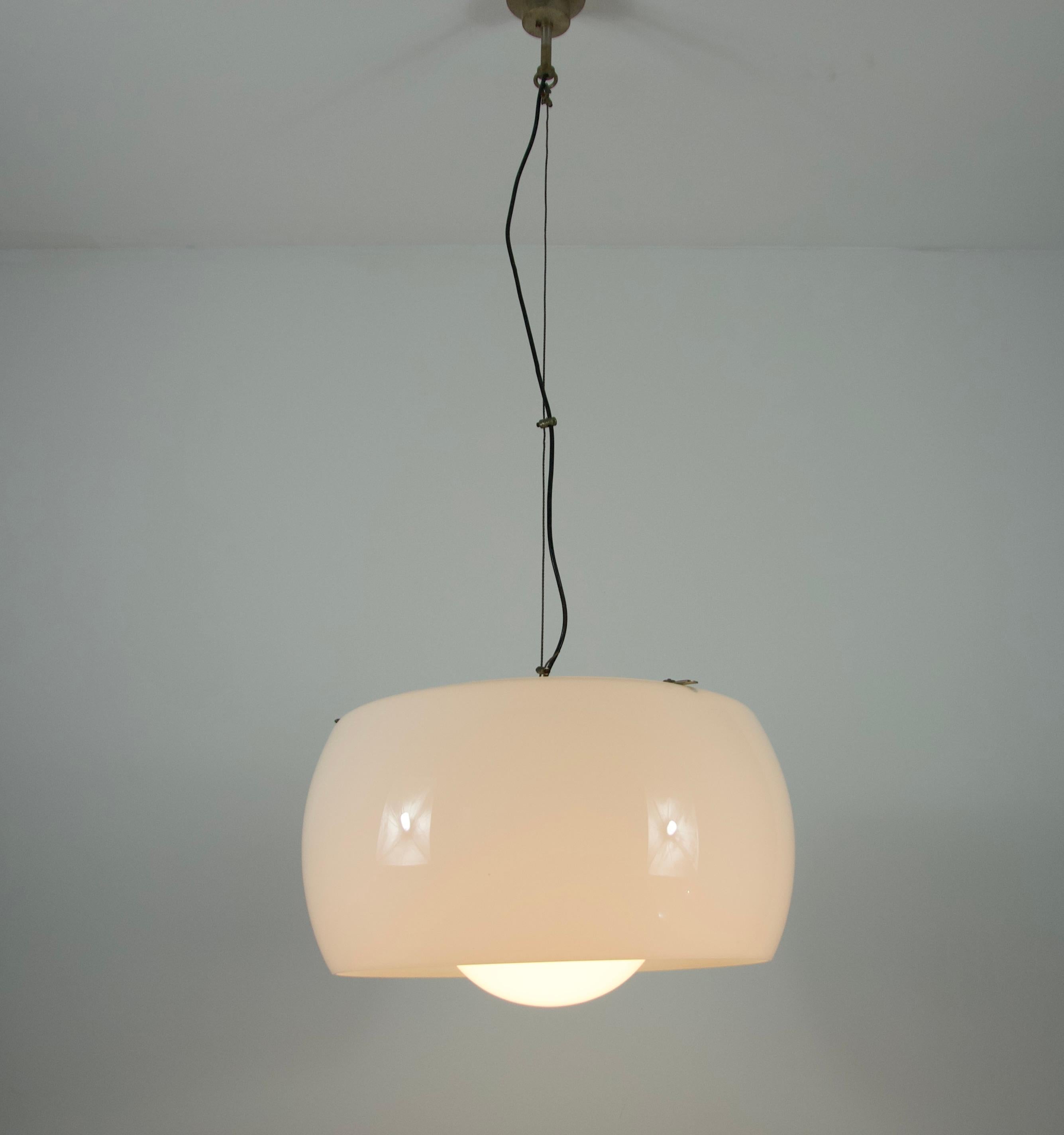 Questa impressionante e rara lampada a sospensione, modello 