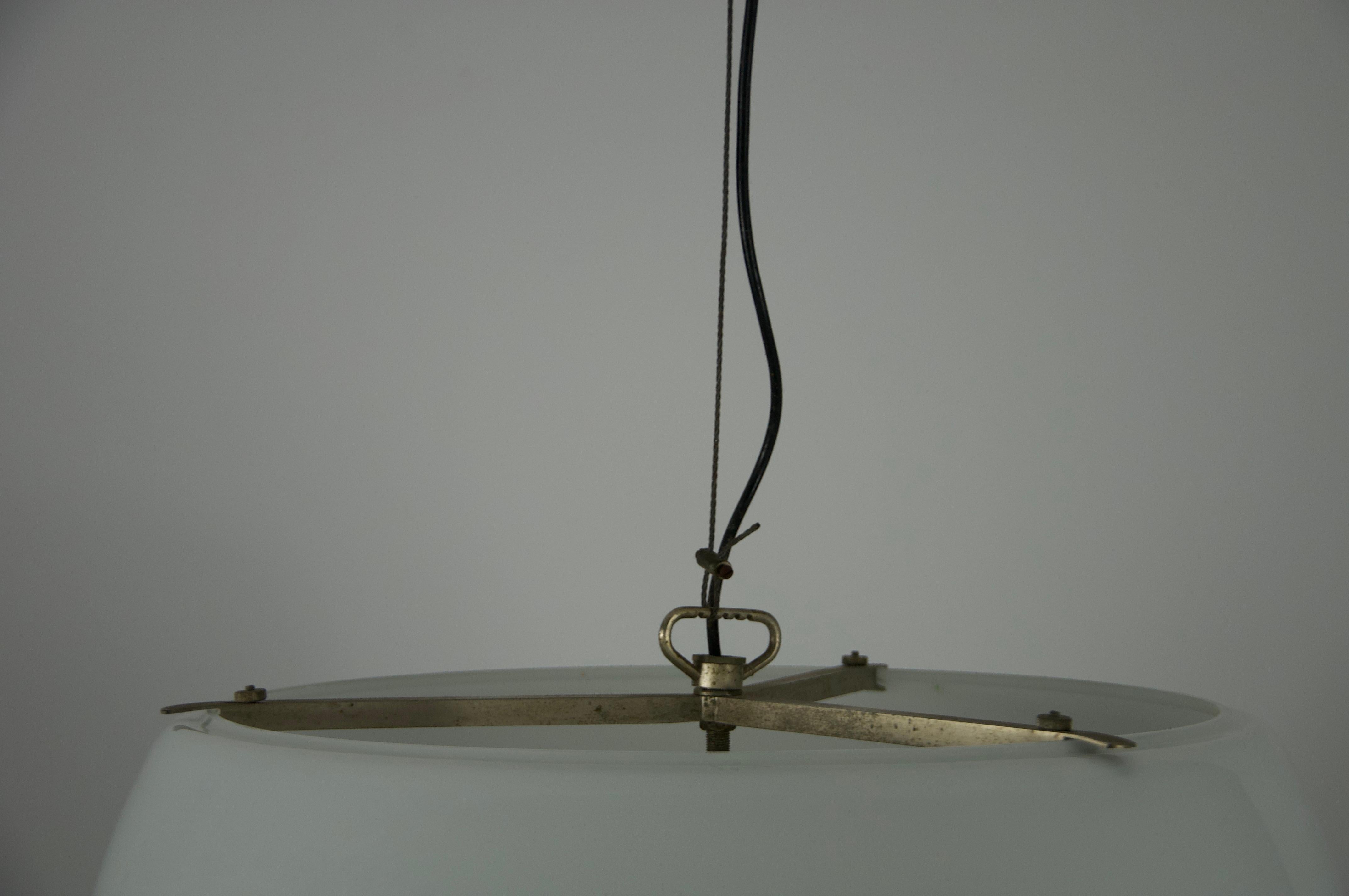 Lampada a sospensione grande 'Omega' di Vico Magistretti per Artemide, Italia, 1960 in vendita 6