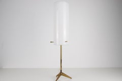 Lámpara de mesa con trípode de latón y cristal acrílico blanco, década de 1960, Italia