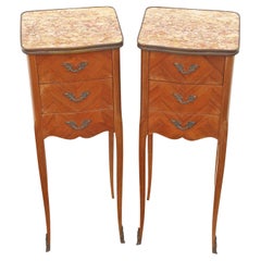 Ancienne paire de petites tables de chevet en marqueterie Dessus en marbre Tables de nuit de qualité