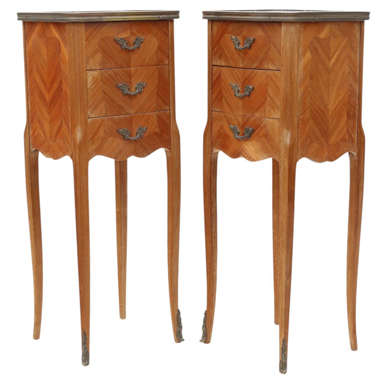 20ième siècle Ancienne paire de petites tables de chevet en marqueterie Dessus en marbre Tables de nuit de qualité en vente