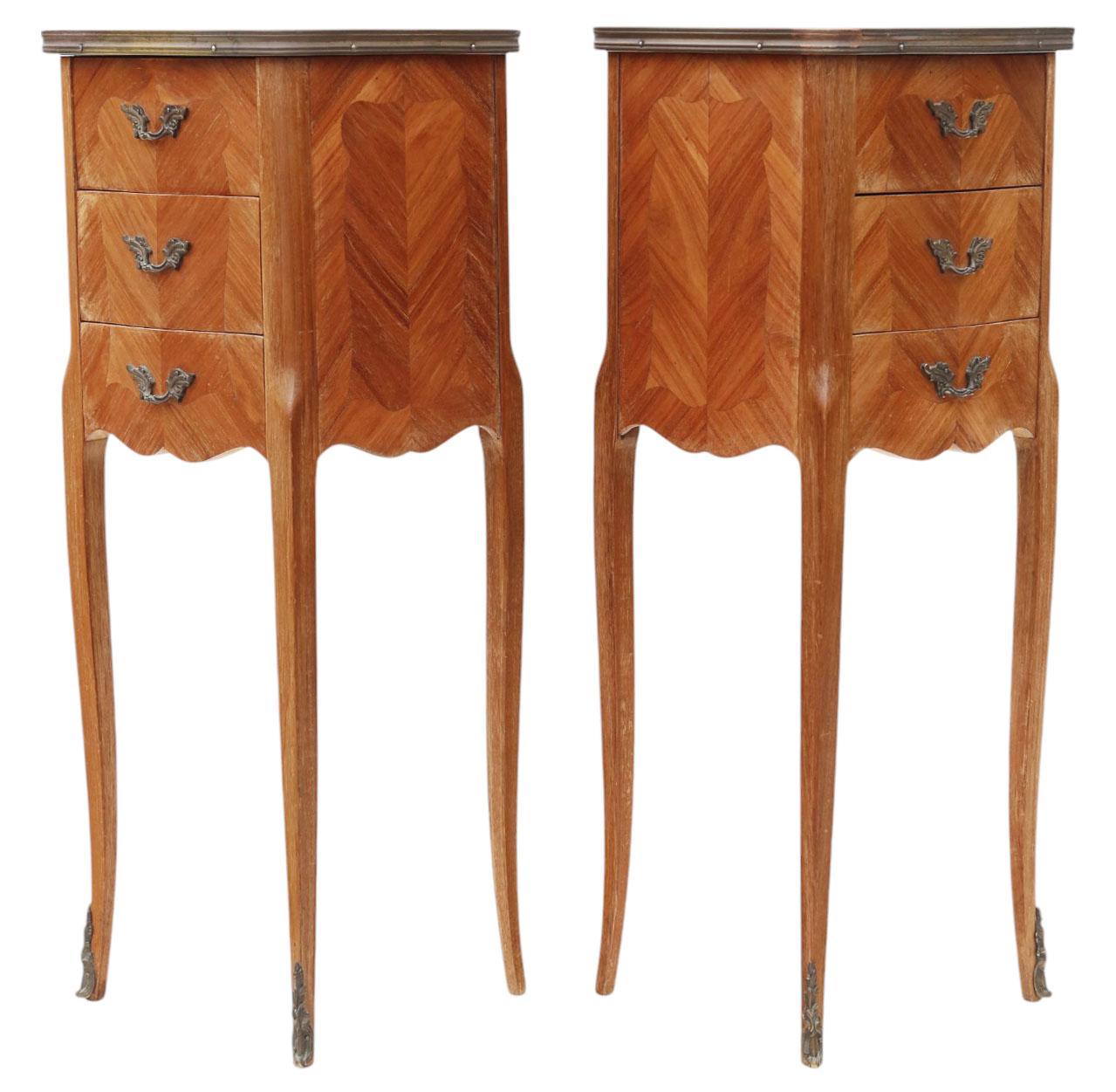 Acajou Ancienne paire de petites tables de chevet en marqueterie Dessus en marbre Tables de nuit de qualité en vente