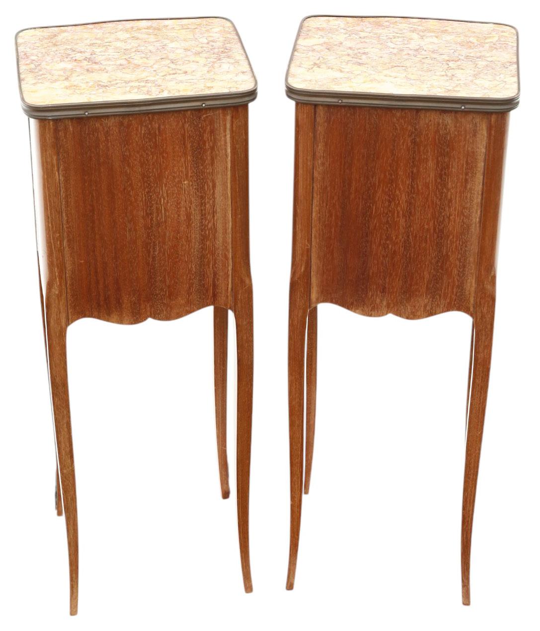 Ancienne paire de petites tables de chevet en marqueterie Dessus en marbre Tables de nuit de qualité en vente 1