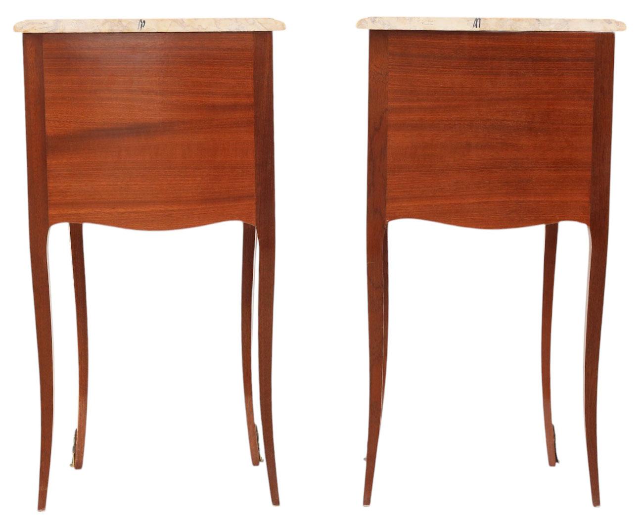 Paire de tables de chevet anciennes en marqueterie avec dessus en marbre - Tables de nuit de qualité en vente 2