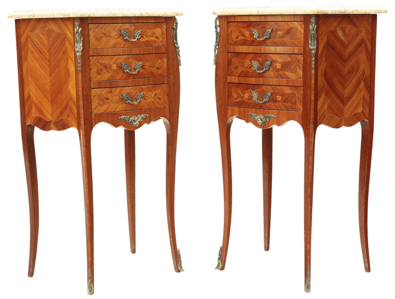 Acajou Paire de tables de chevet anciennes en marqueterie avec dessus en marbre - Tables de nuit de qualité en vente