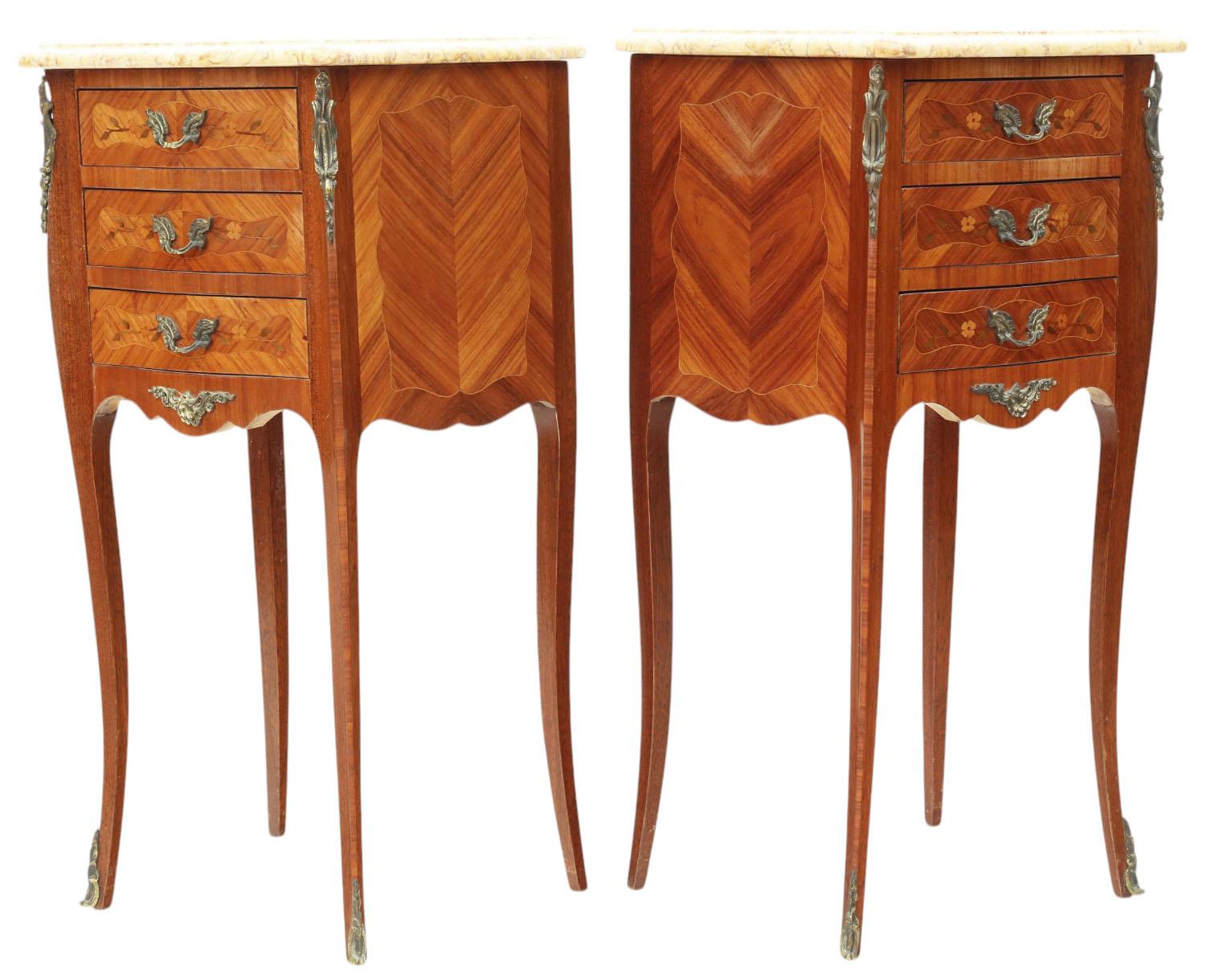 Paire de tables de chevet anciennes en marqueterie avec dessus en marbre - Tables de nuit de qualité en vente 1