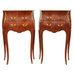 Ancienne paire de tables de chevet en marqueterie avec dessus en marbre - Tables de nuit