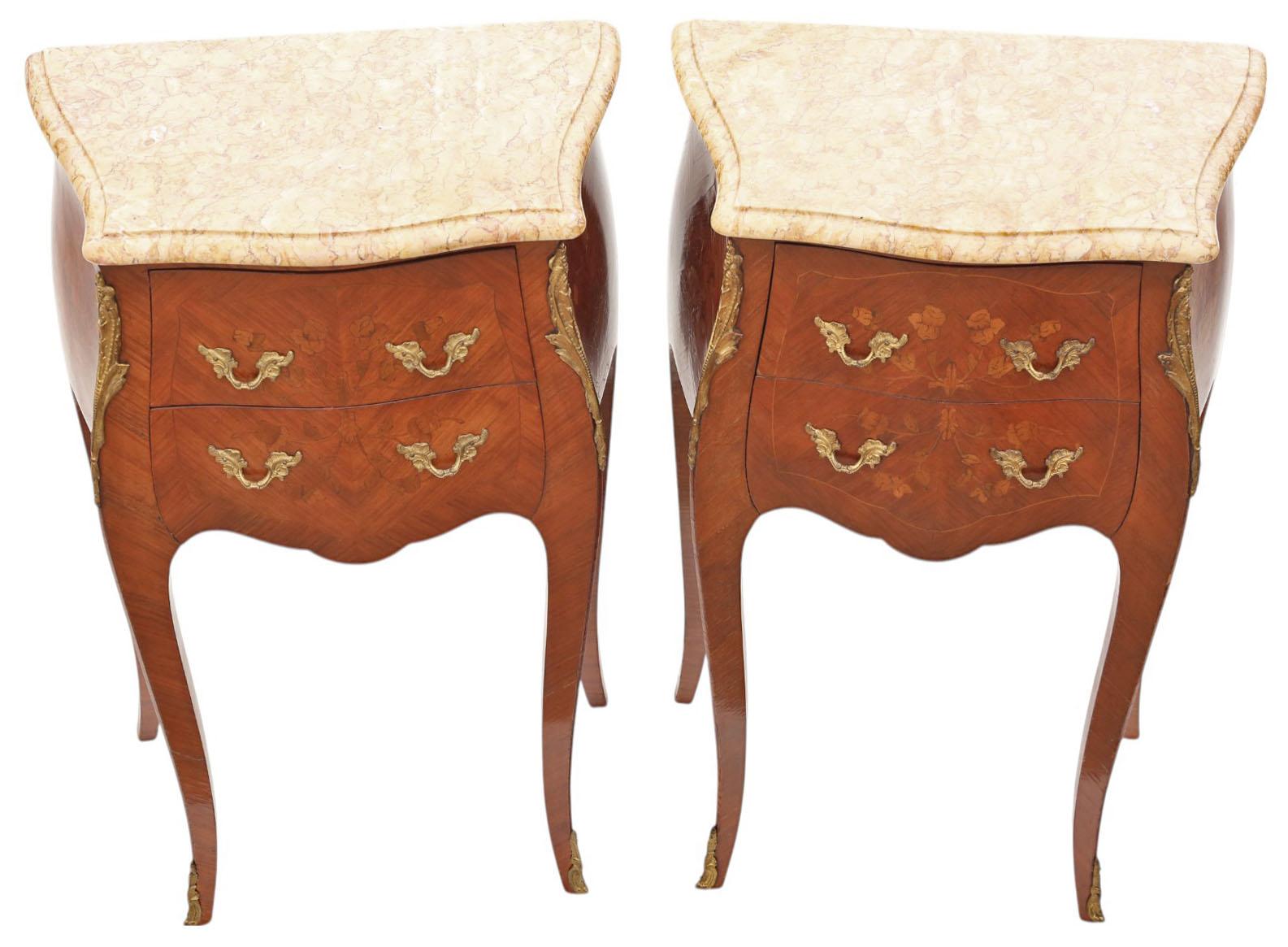 20ième siècle Ancienne paire de tables de chevet en marqueterie avec dessus en marbre - Tables de nuit en vente