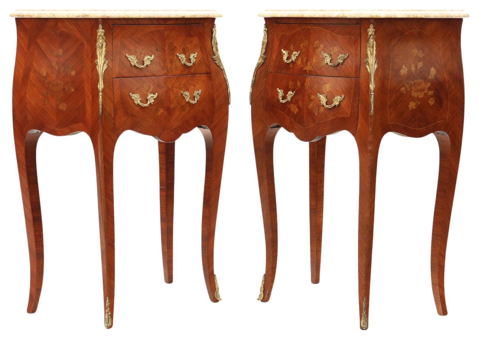 Acajou Ancienne paire de tables de chevet en marqueterie avec dessus en marbre - Tables de nuit en vente