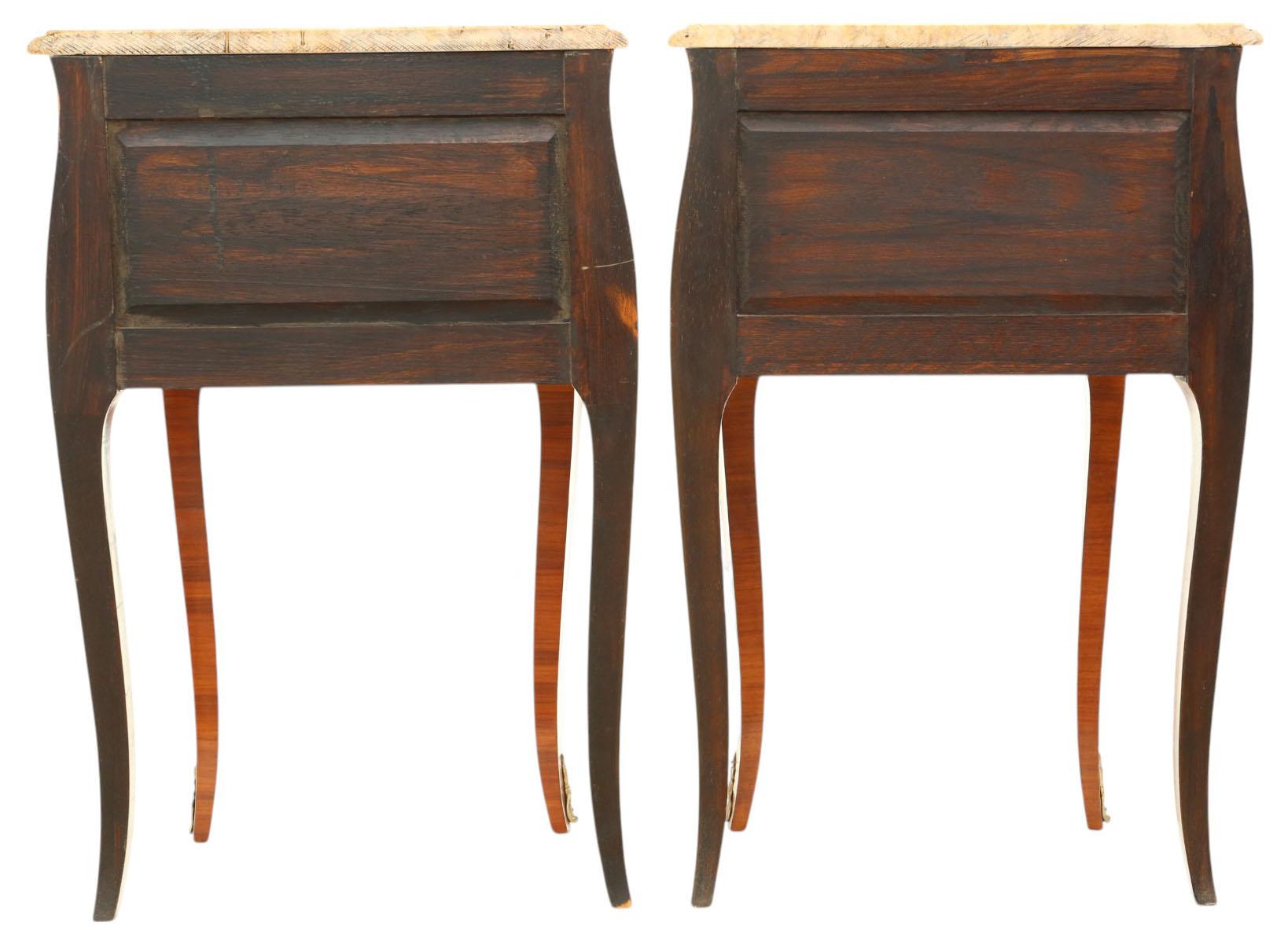 Ancienne paire de tables de chevet en marqueterie avec dessus en marbre - Tables de nuit en vente 1