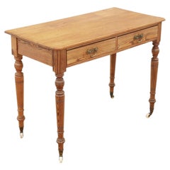 Bureau / coiffeuse ancien en pin résineux du XIXe siècle, de belle qualité