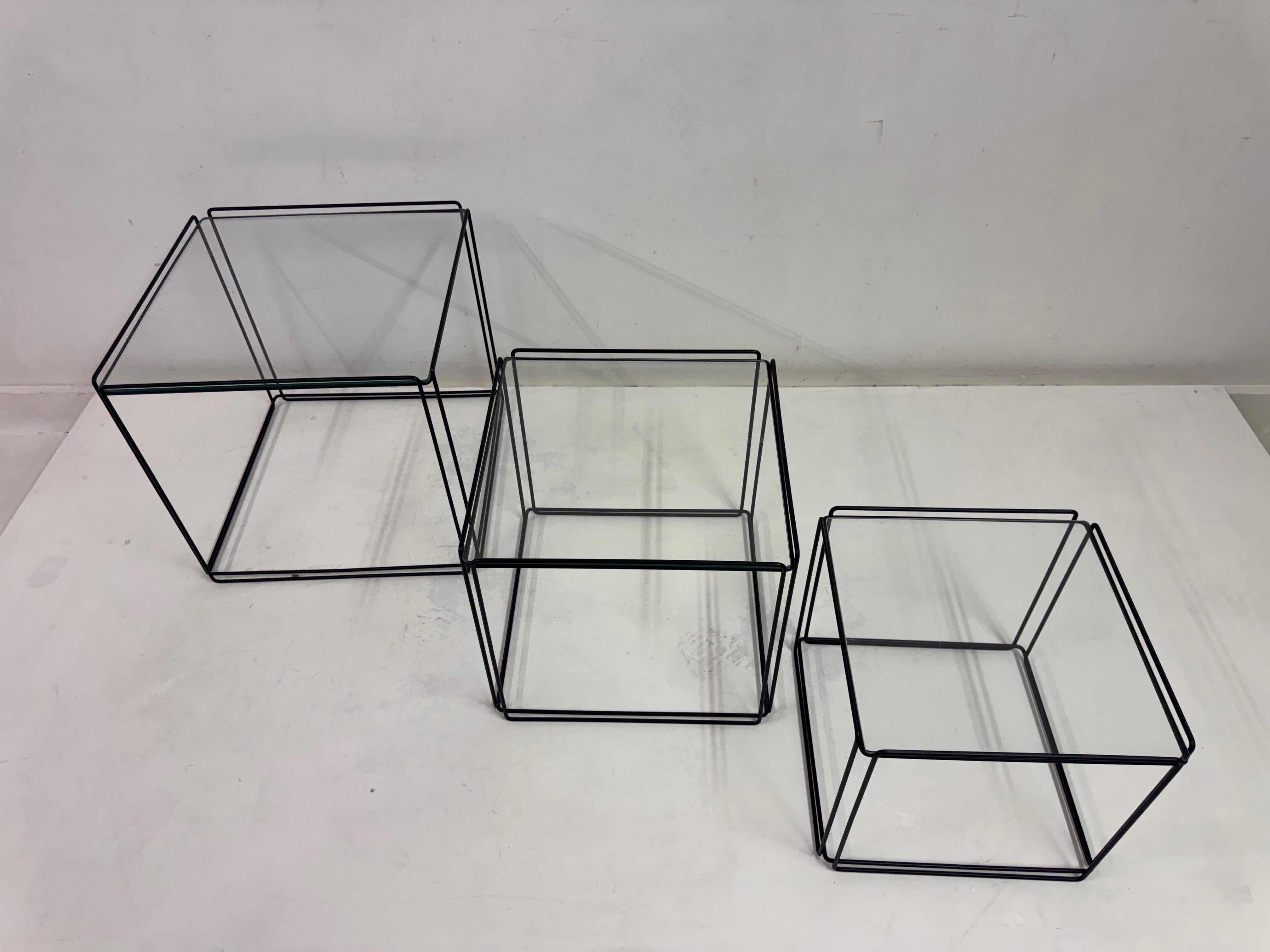 Nest von 'Isosceles' Tischen von Max Sauze für Atrow, Frankreich, 1970er (Metall) im Angebot