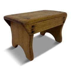 Piccolo sgabello in pino, in stile primitivo e rustico