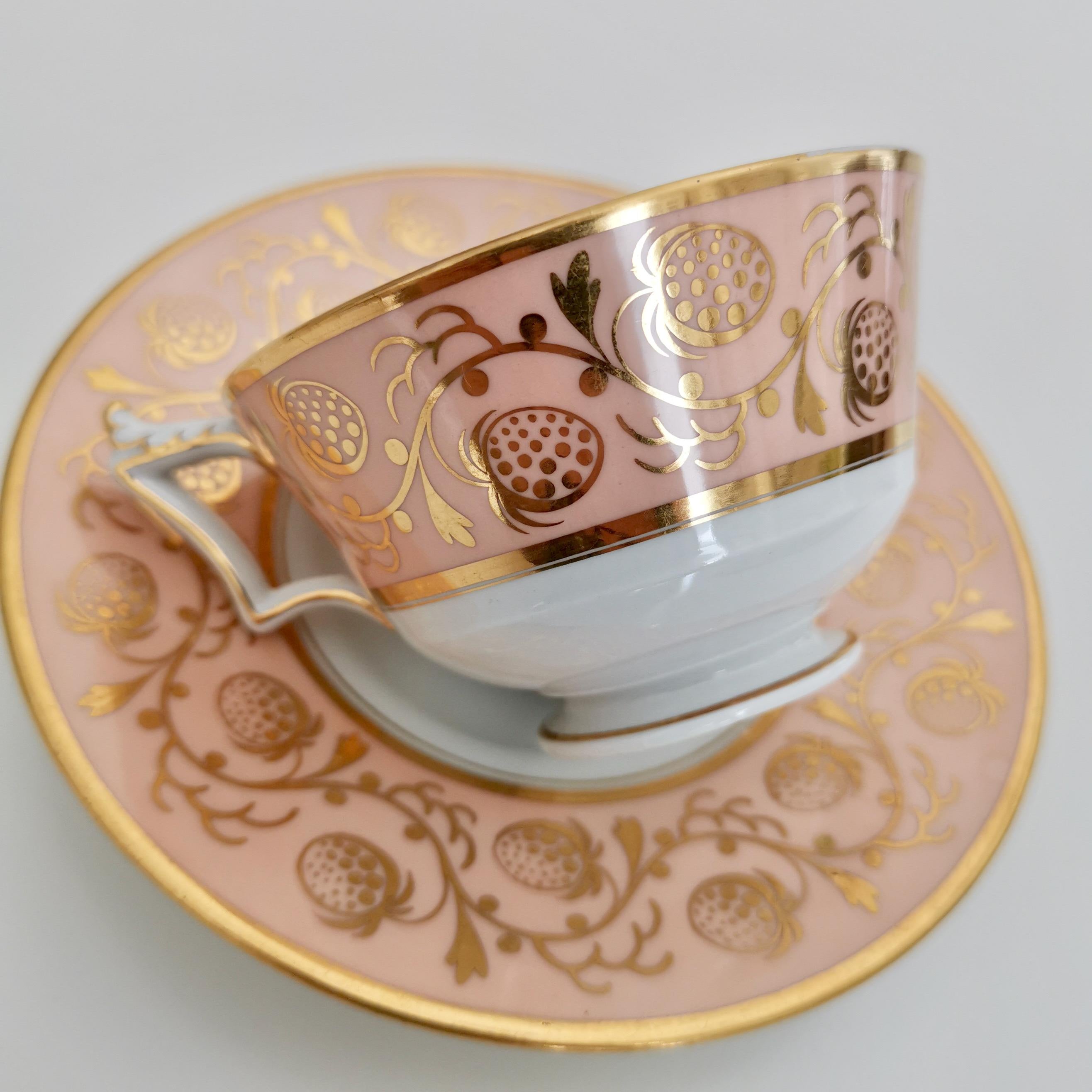 Flight Barr & Barr Teacup Trio, Peach Gilt Strawberries, Regency, circa 1815 In Good Condition In London, GB