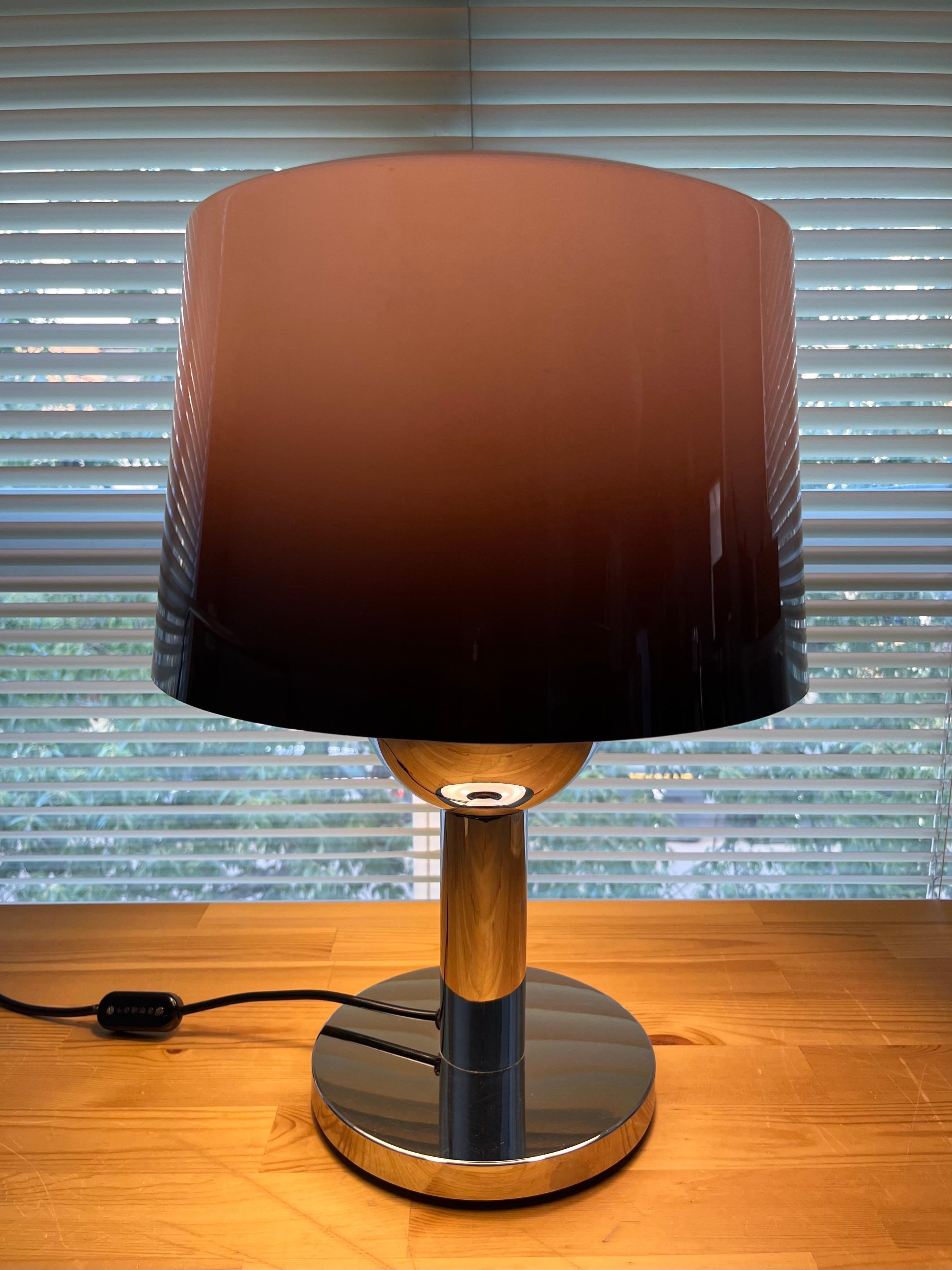 Mid-Century Modern Lampe de table dégradée en lucite et chromée du milieu du siècle par Lumica, 1970 en vente