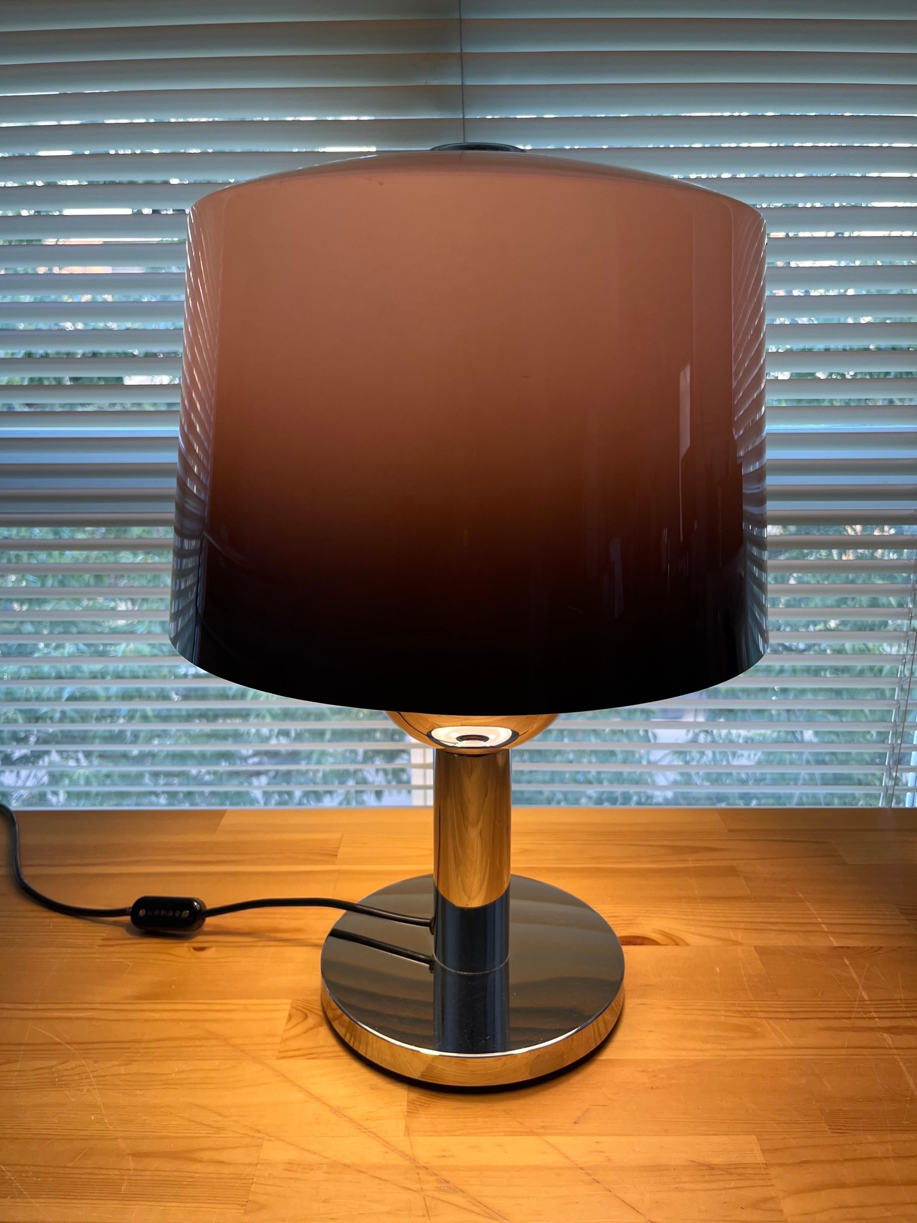 Métal Lampe de table dégradée en lucite et chromée du milieu du siècle par Lumica, 1970 en vente