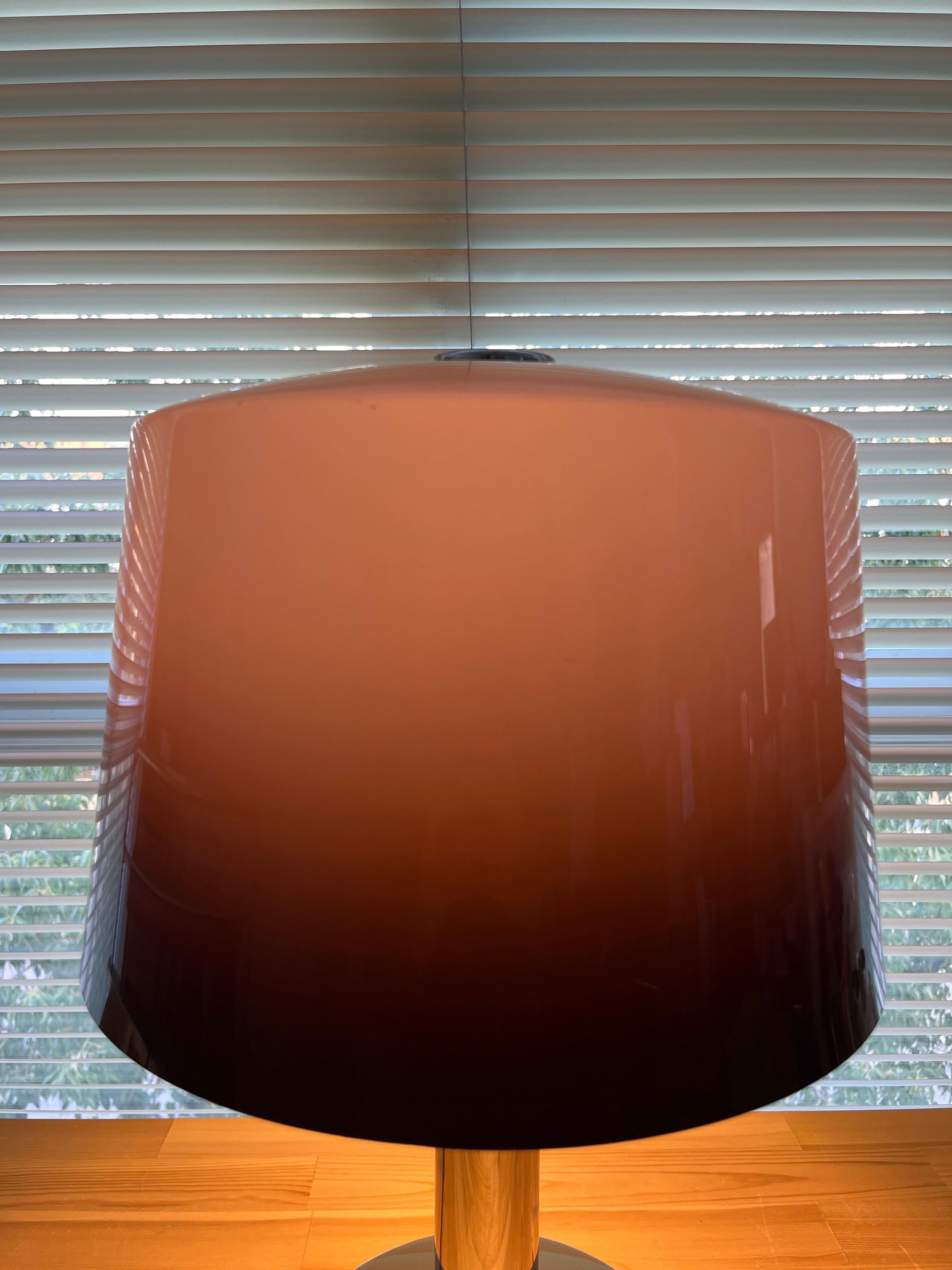 Lampe de table dégradée en lucite et chromée du milieu du siècle par Lumica, 1970 en vente 3