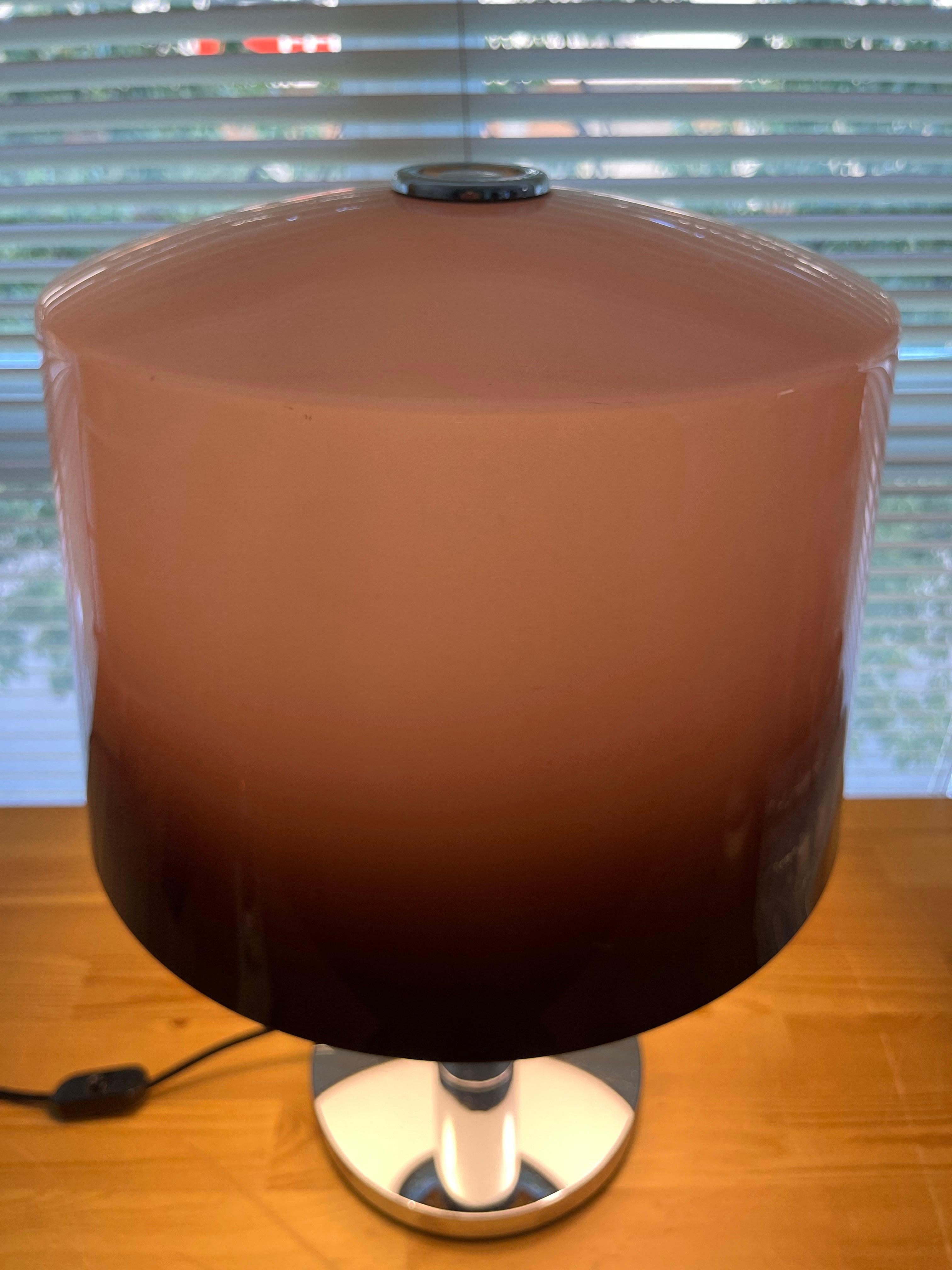 Lampe de table dégradée en lucite et chromée du milieu du siècle par Lumica, 1970 en vente 5