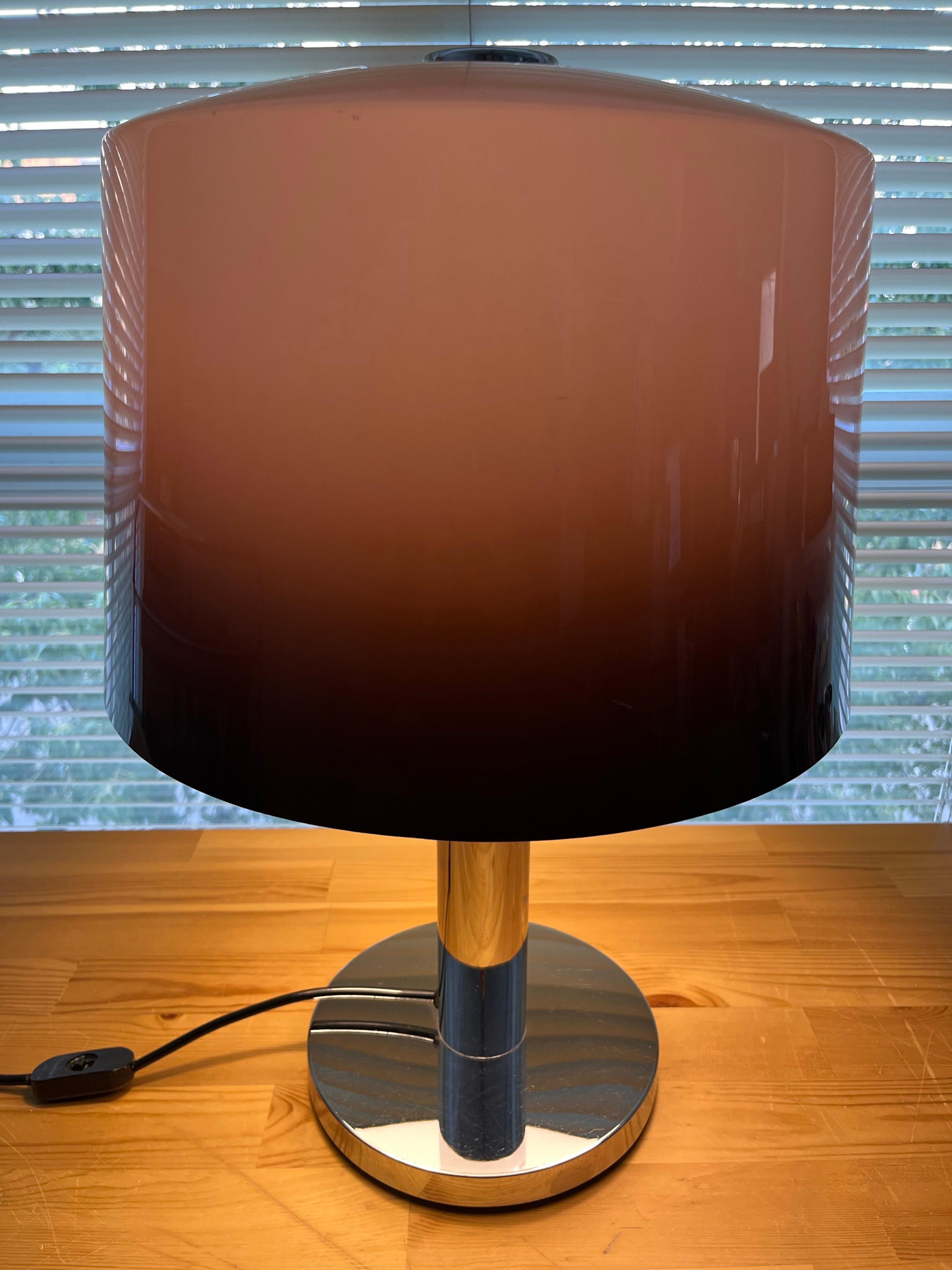 Lampe de table dégradée en lucite et chromée du milieu du siècle par Lumica, 1970 en vente 6