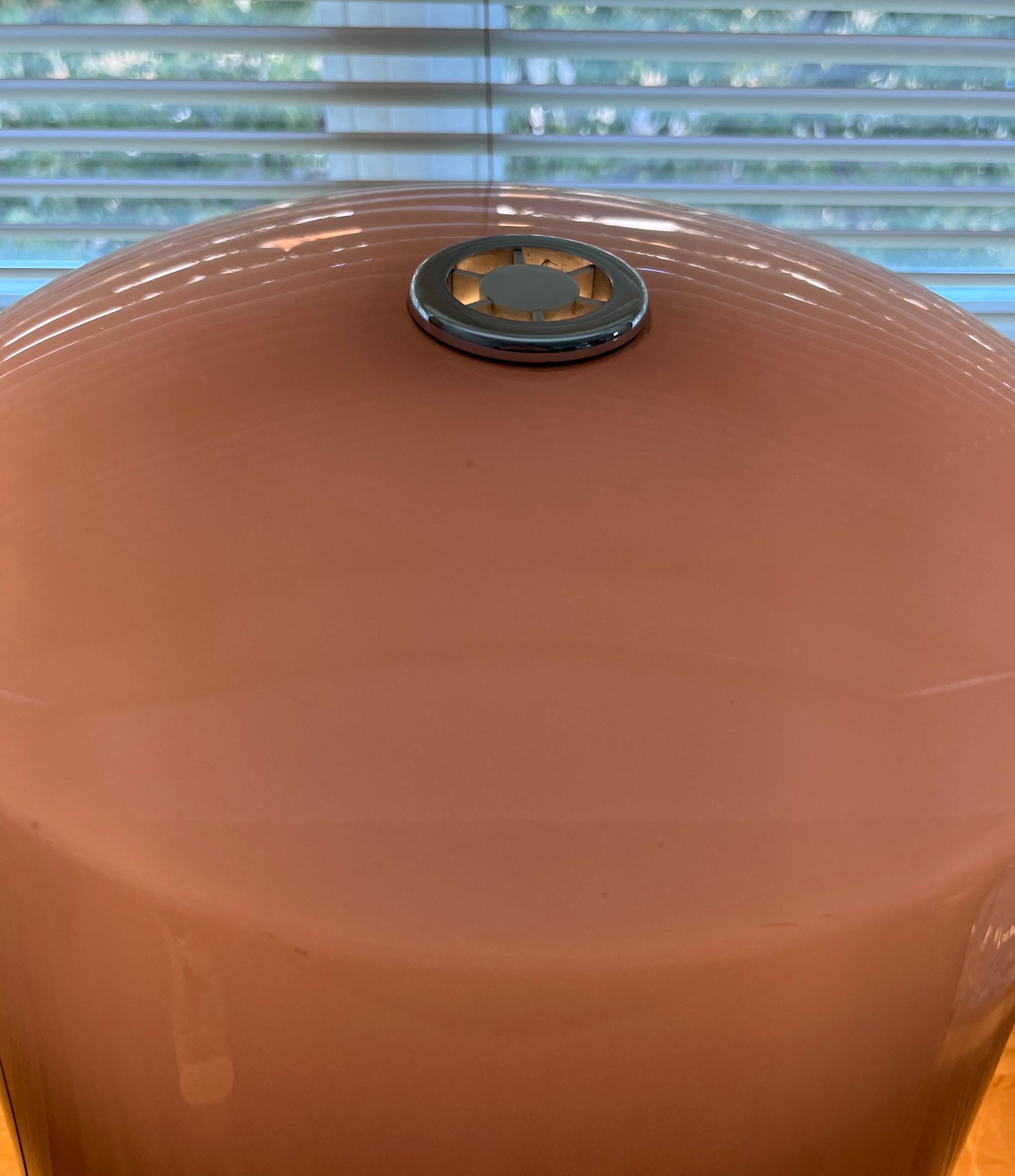 Lampe de table dégradée en lucite et chromée du milieu du siècle par Lumica, 1970 en vente 7